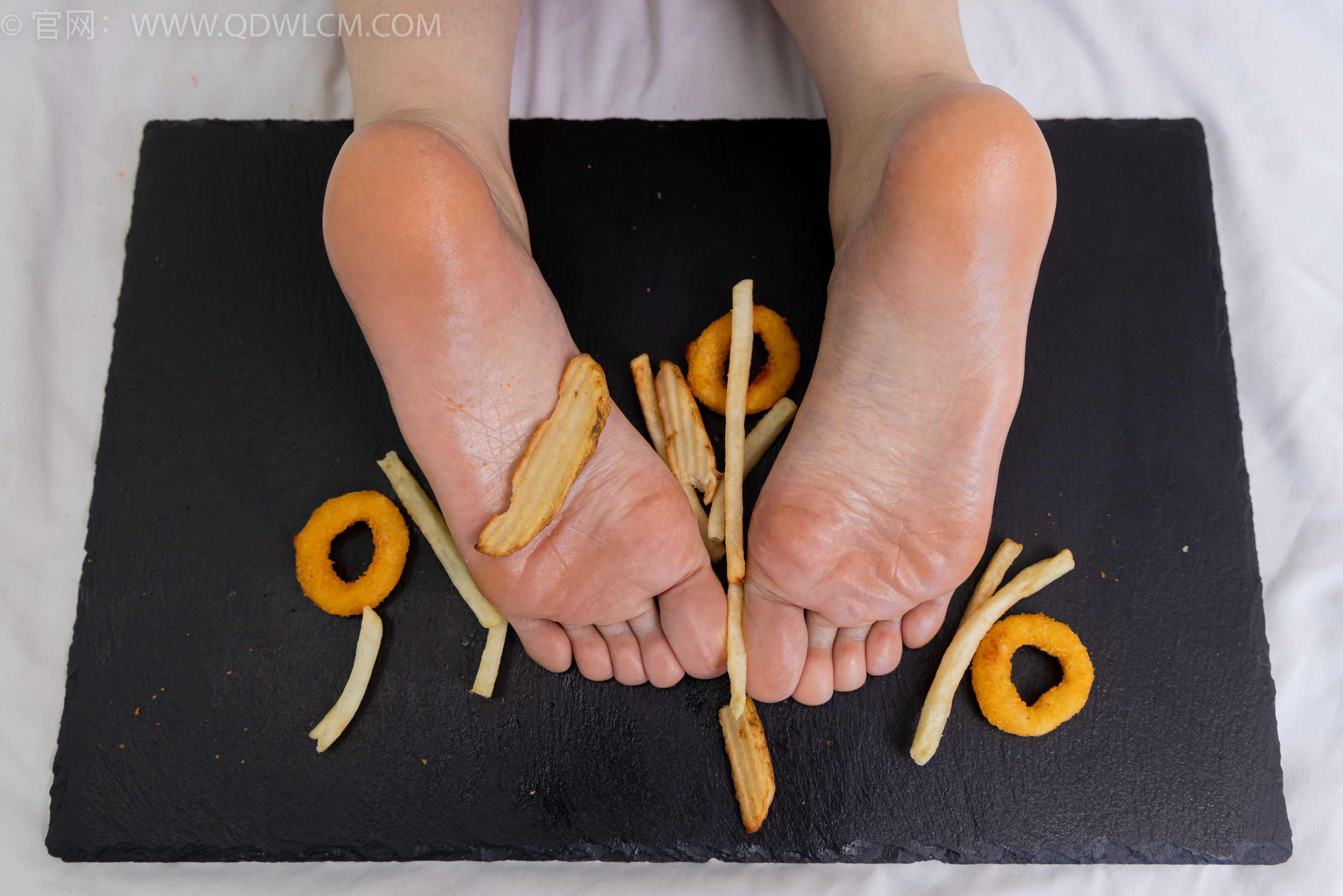 物恋传媒 No.2365 菜菜 - 高跟鞋、薄白丝、裸足/(260P)