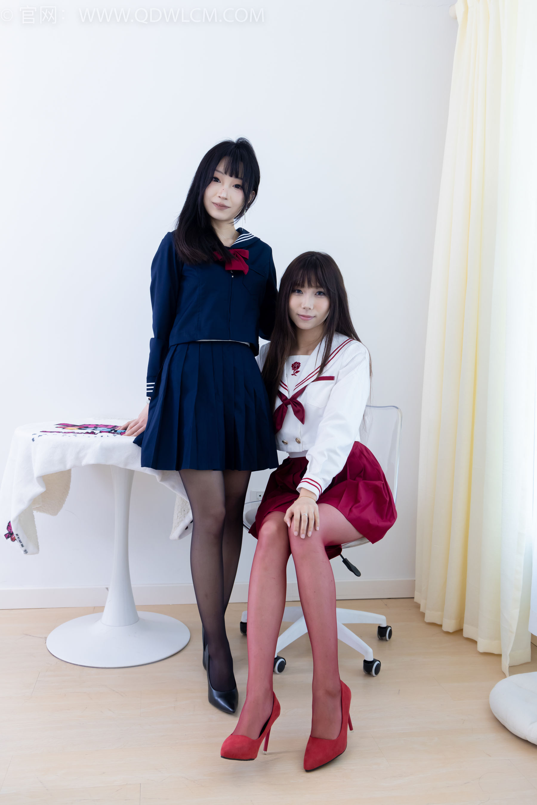 物恋传媒 No.2352 泡泡&嘟嘟 - 高跟鞋、油亮薄红丝、油亮薄黑丝、jk制服/(175P)