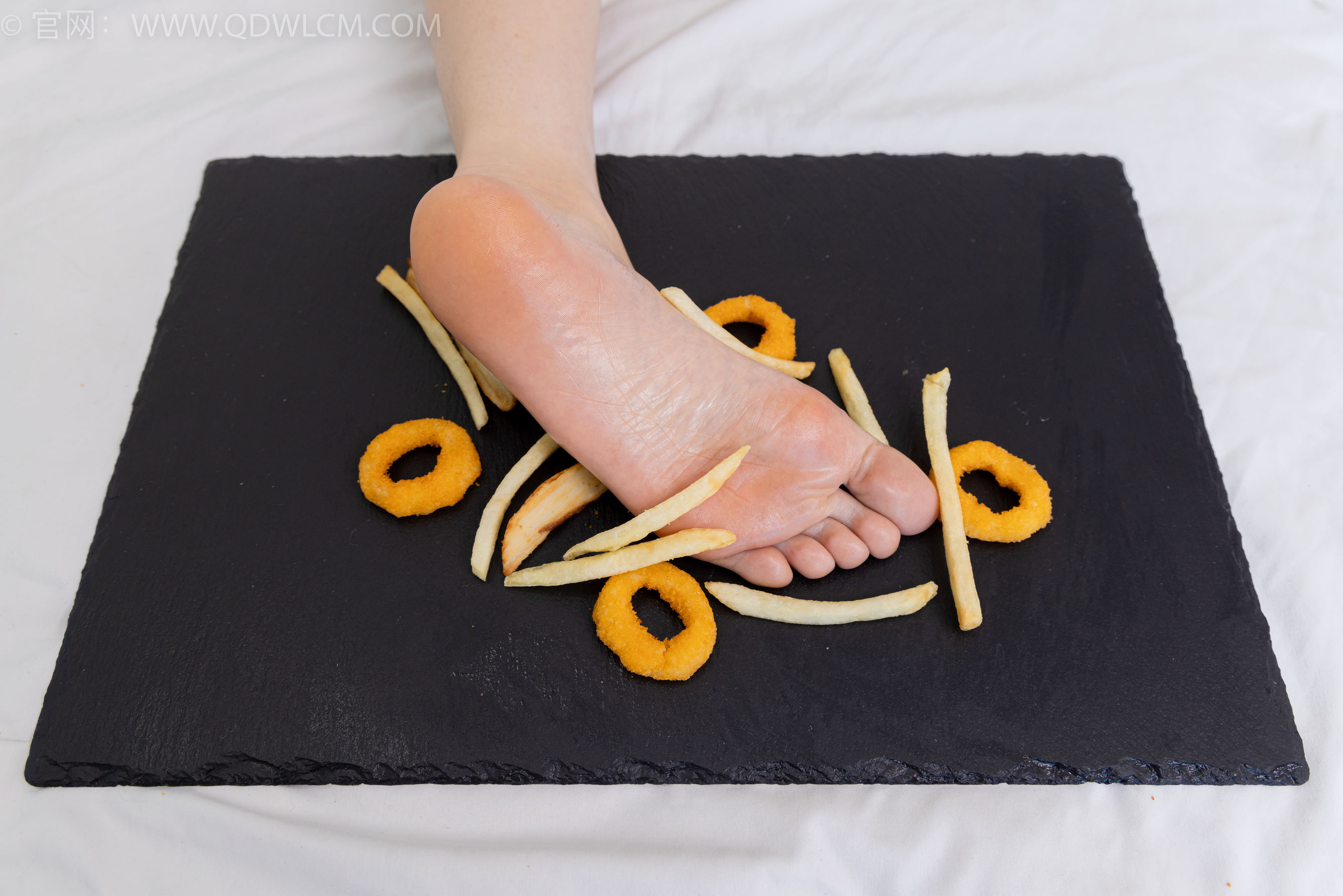 物恋传媒 No.2365 菜菜 - 高跟鞋、薄白丝、裸足/(260P)