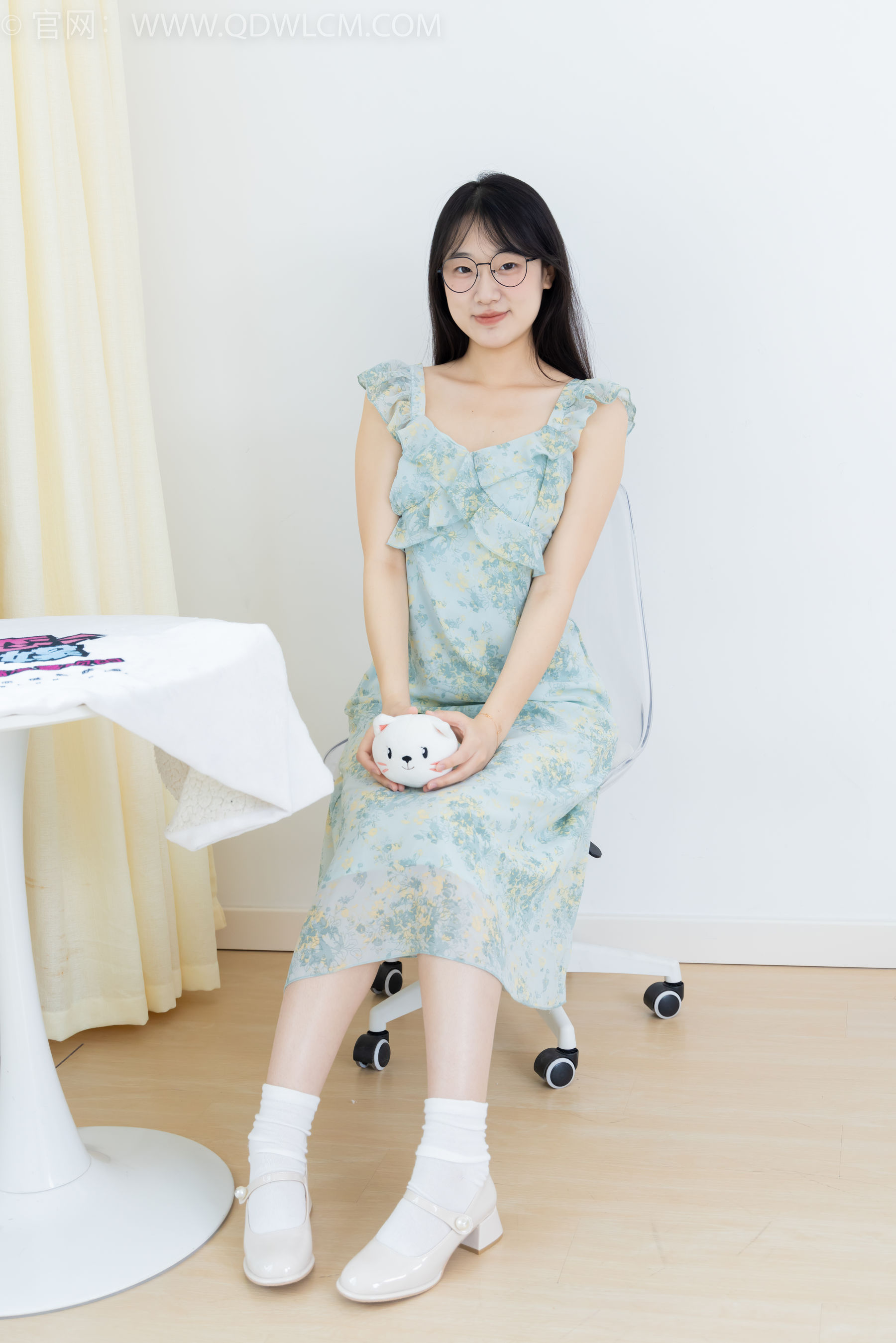 物恋传媒 No.2350 小椿 - 高跟鞋、白棉袜、裸足/(150P)