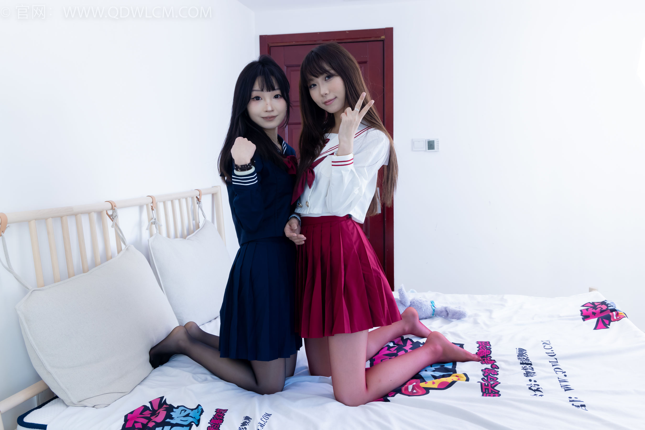 物恋传媒 No.2352 泡泡&嘟嘟 - 高跟鞋、油亮薄红丝、油亮薄黑丝、jk制服/(175P)