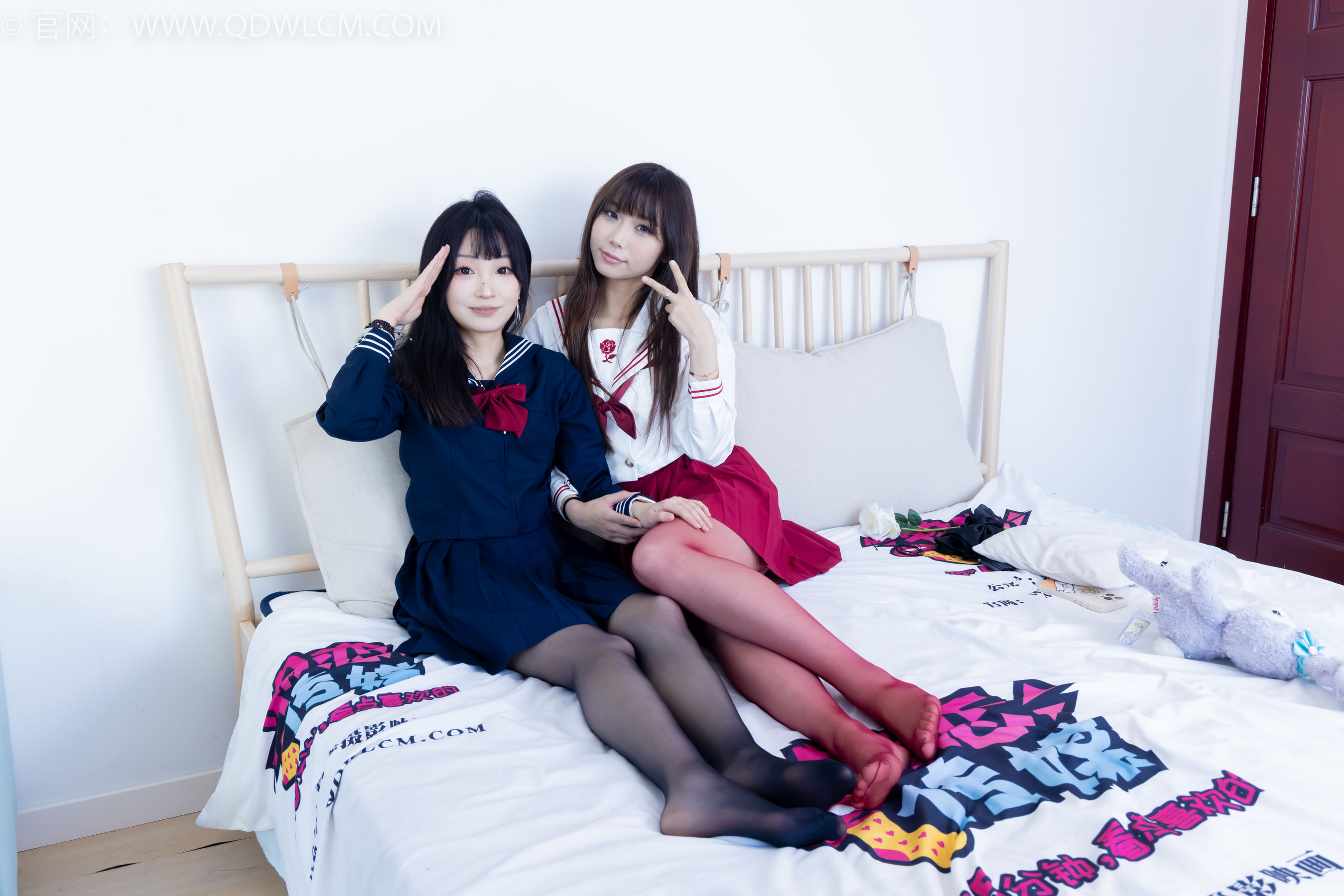 物恋传媒 No.2352 泡泡&嘟嘟 - 高跟鞋、油亮薄红丝、油亮薄黑丝、jk制服/(175P)