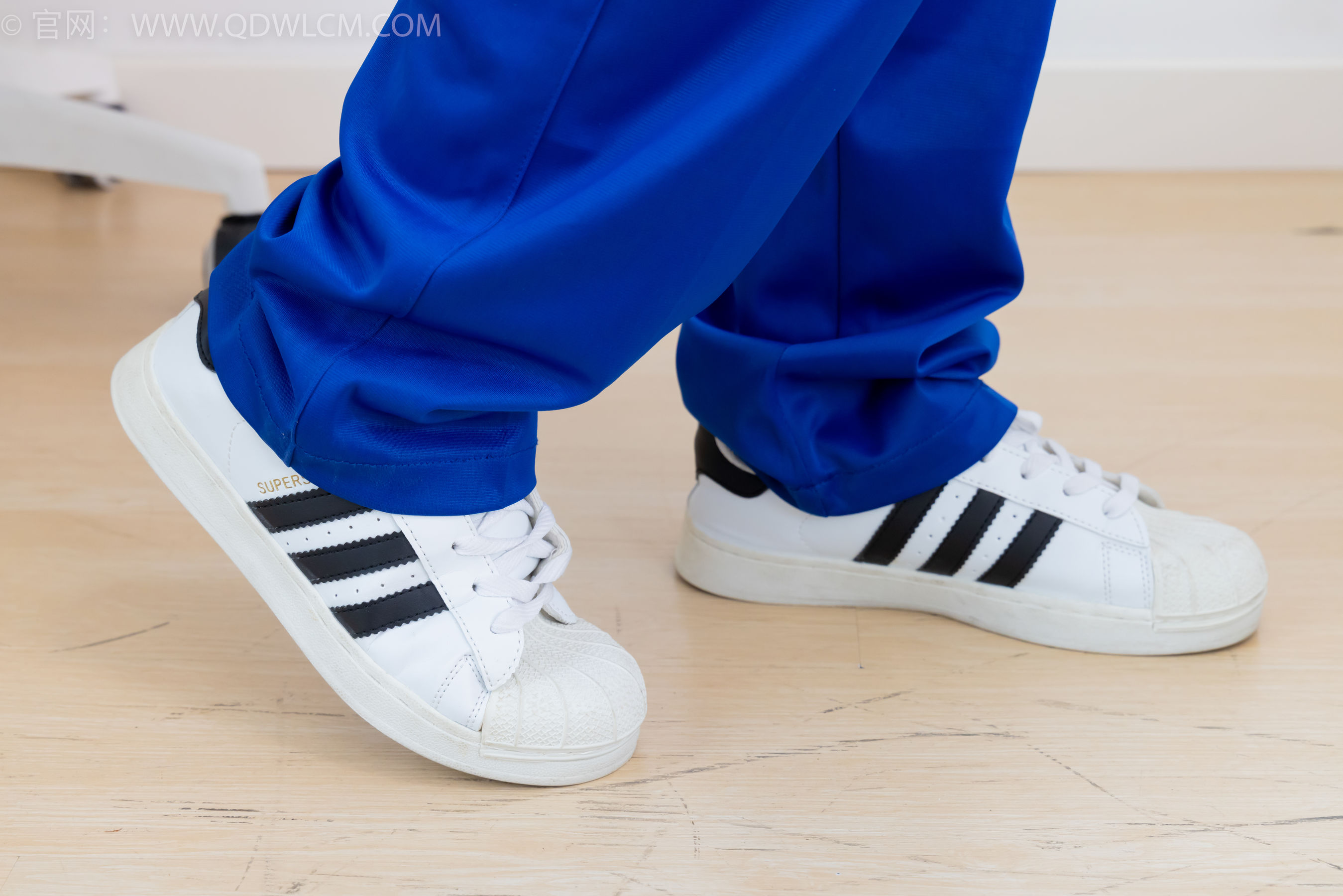 物恋传媒 No.2368 芋头 - 板鞋、白棉袜、裸足/(150P)