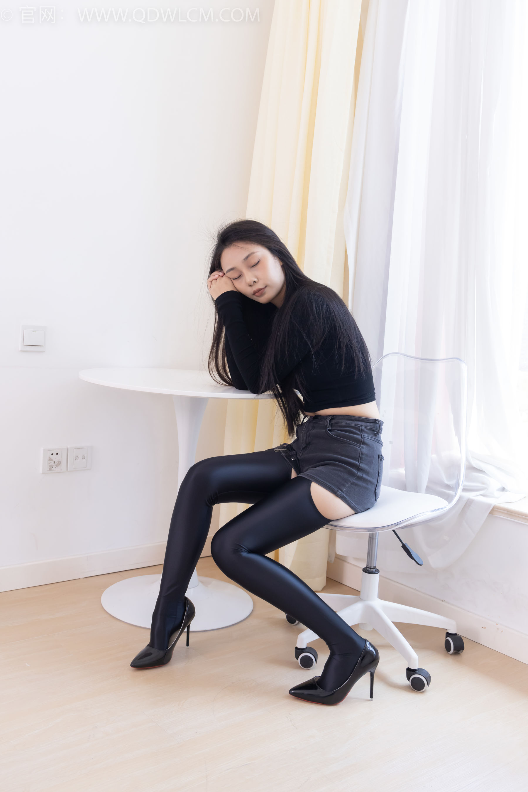 物恋传媒 No.2351 岚岚 - 高跟鞋、油亮厚黑丝吊带袜、昏睡剧情/(157P)