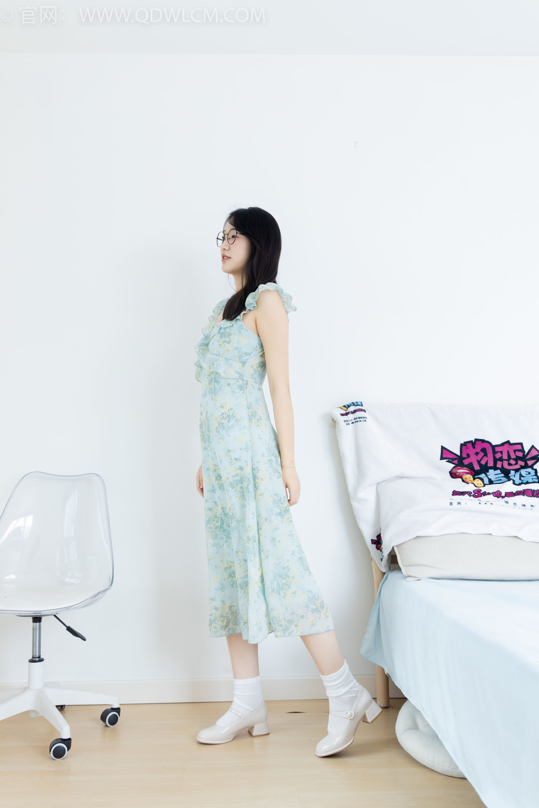 物恋传媒 No.2350 小椿 - 高跟鞋、白棉袜、裸足/(150P)