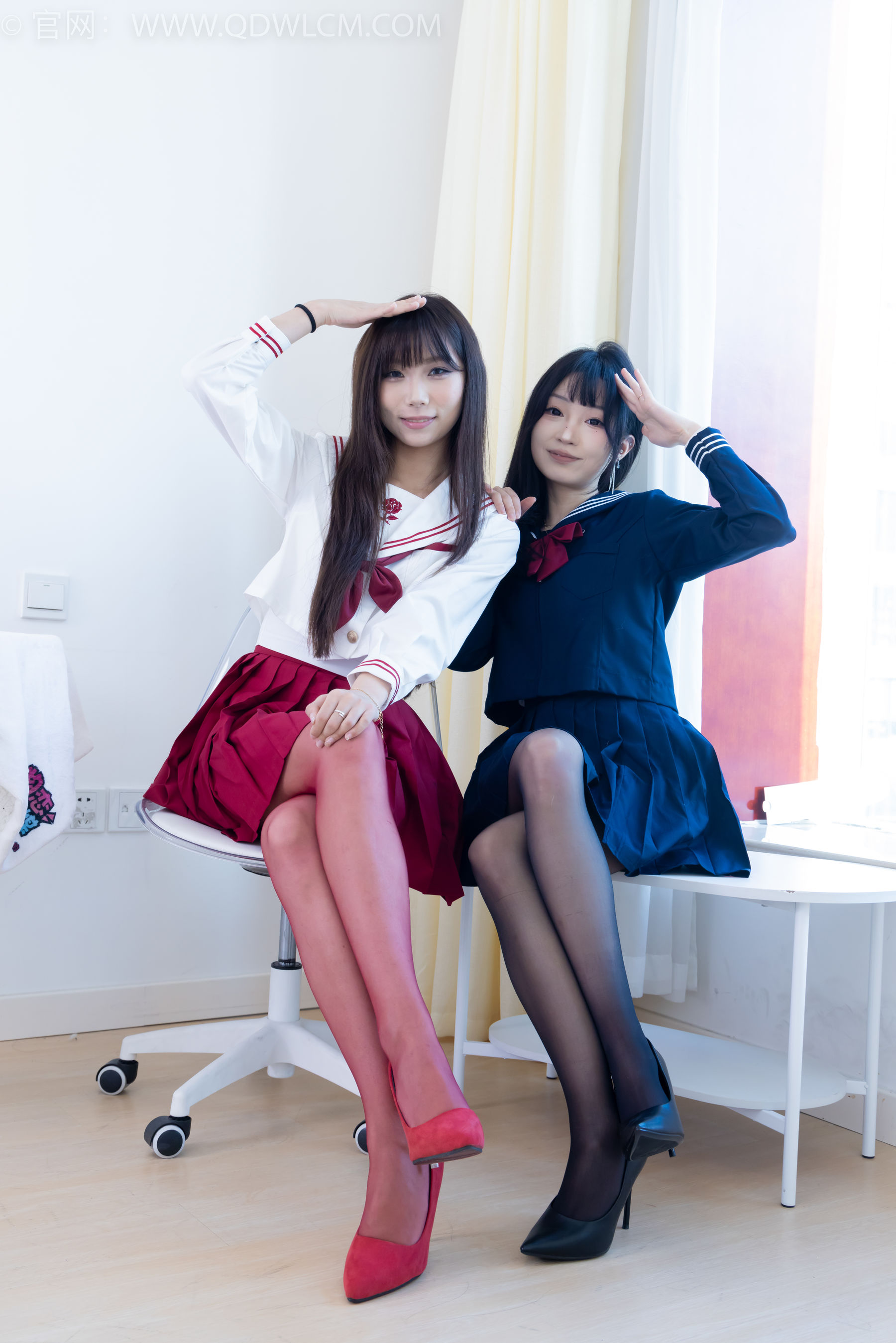 物恋传媒 No.2352 泡泡&嘟嘟 - 高跟鞋、油亮薄红丝、油亮薄黑丝、jk制服/(175P)