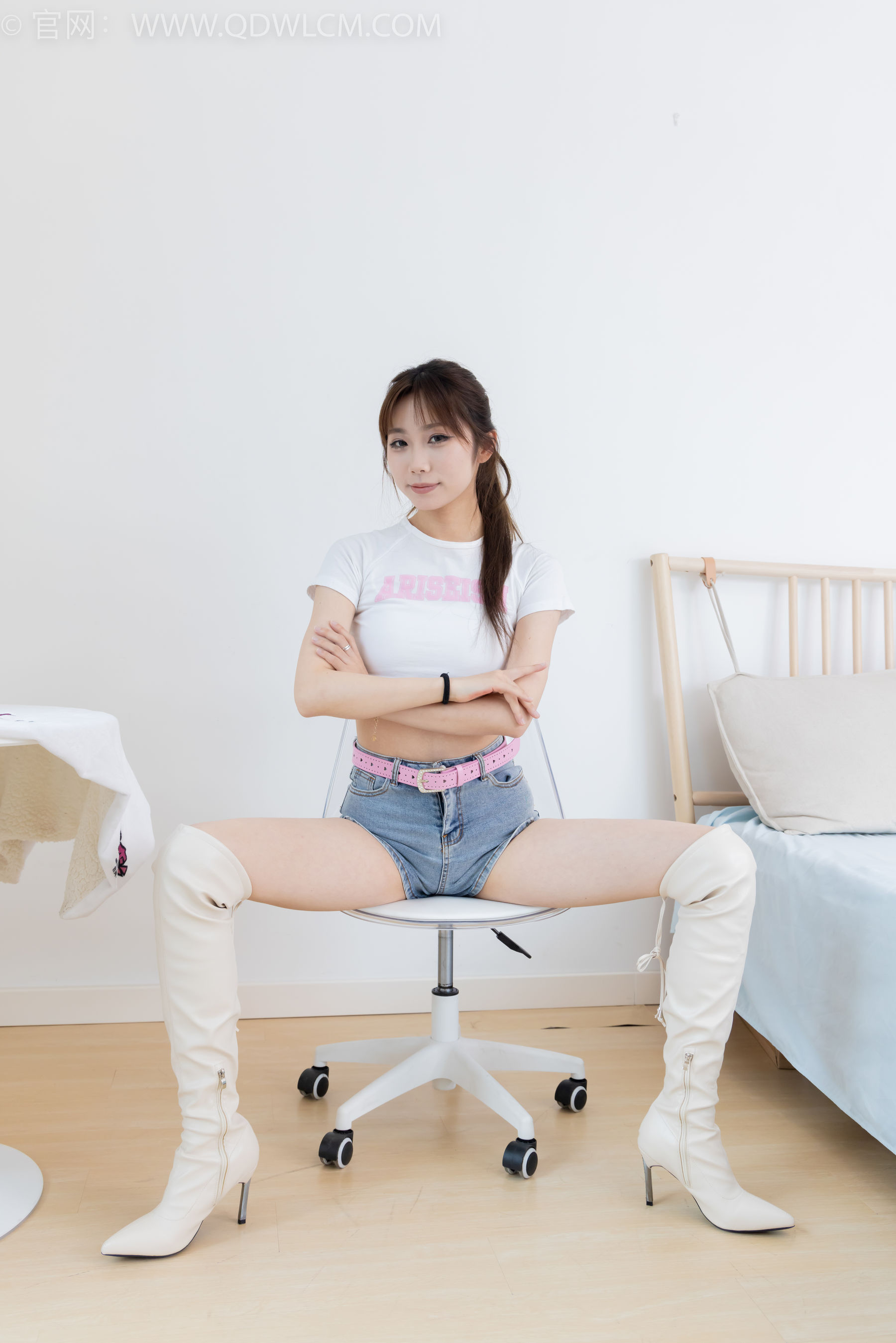 物恋传媒 No.2366 泡泡 - 高跟长靴、薄肉丝、裸足/(155P)