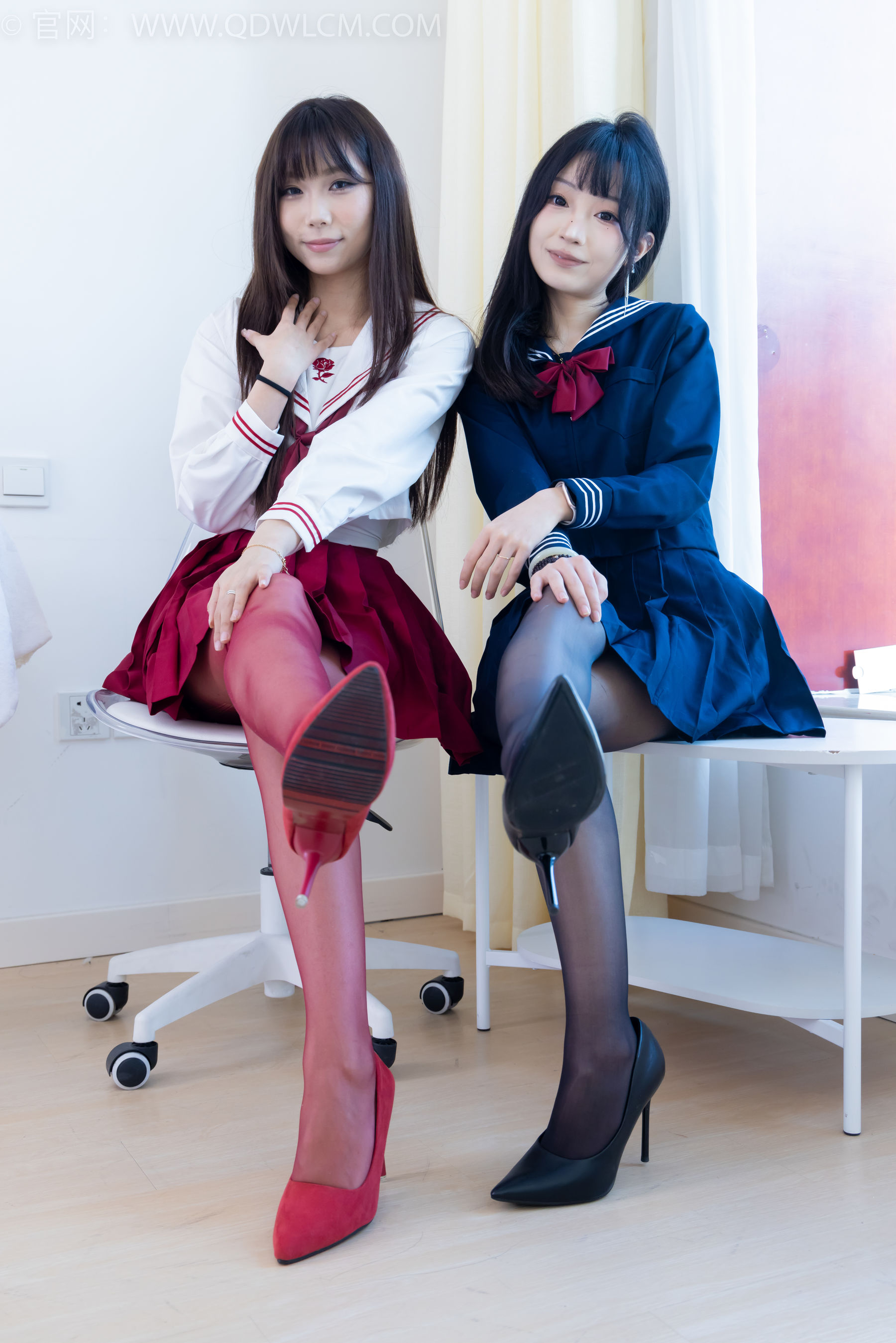 物恋传媒 No.2352 泡泡&嘟嘟 - 高跟鞋、油亮薄红丝、油亮薄黑丝、jk制服/(175P)