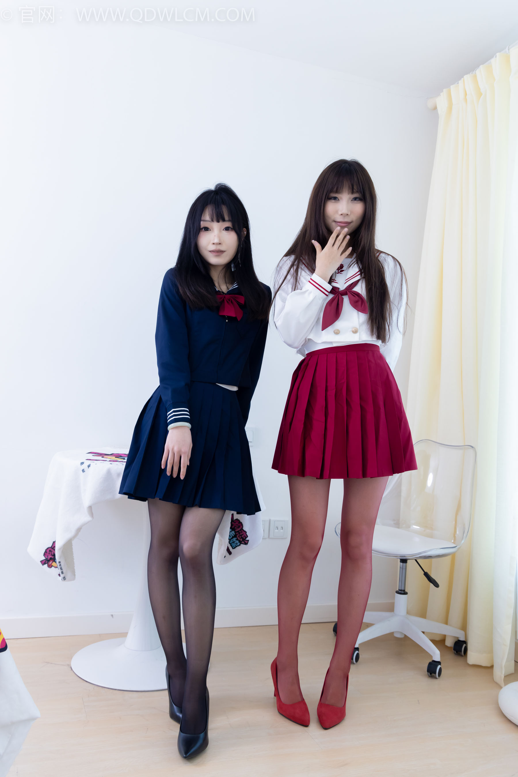 物恋传媒 No.2352 泡泡&嘟嘟 - 高跟鞋、油亮薄红丝、油亮薄黑丝、jk制服/(175P)