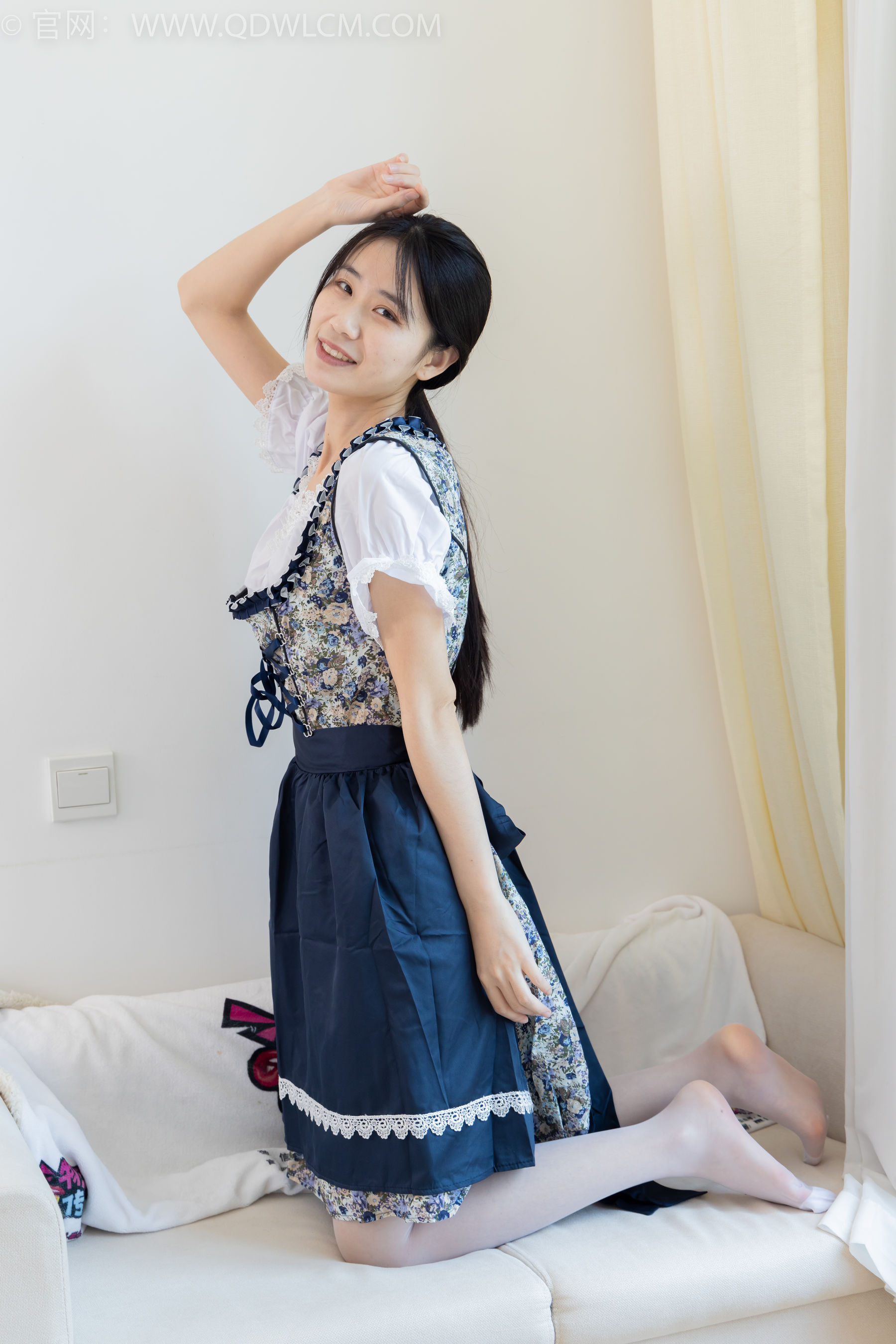 物恋传媒 No.2365 菜菜 - 高跟鞋、薄白丝、裸足/(260P)