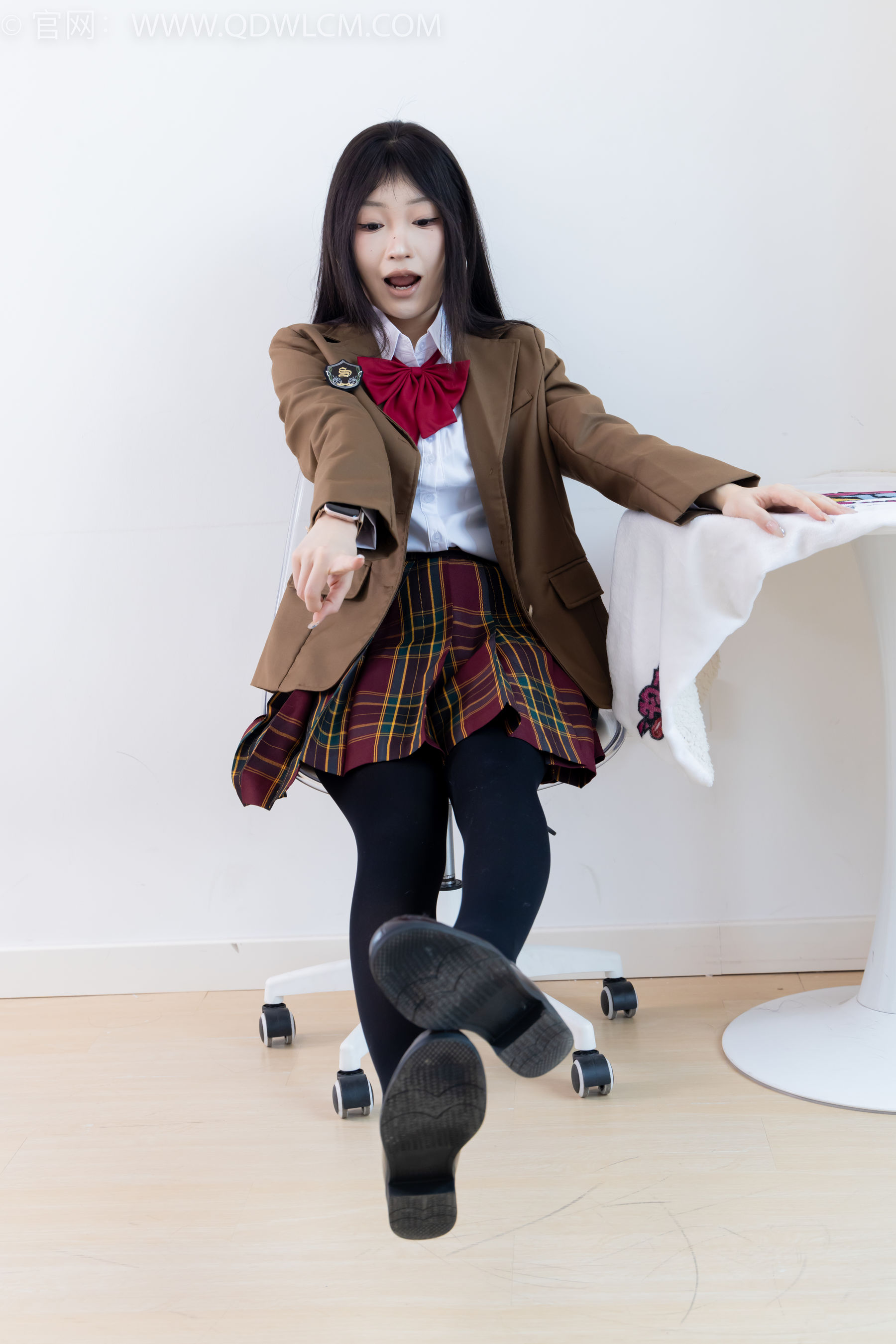 物恋传媒 No.2367 嘟嘟 - 皮鞋、厚黑丝、jk制服/(165P)