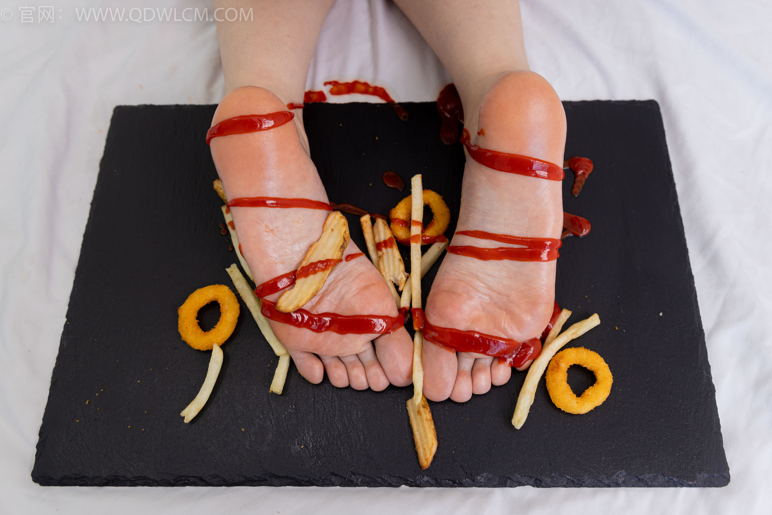 物恋传媒 No.2365 菜菜 - 高跟鞋、薄白丝、裸足/(260P)