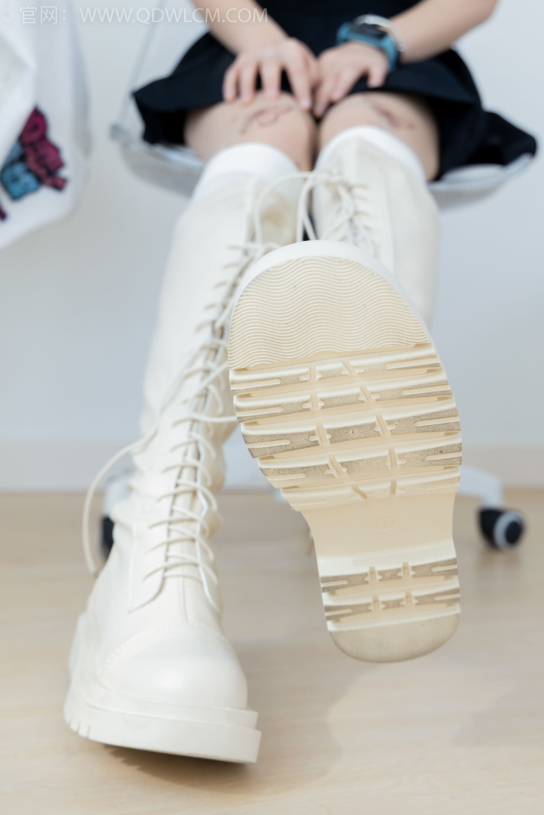 物恋传媒 No.2369 嘉木 - 长靴、长筒小腿白棉袜、蝴蝶薄肉丝/(200P)