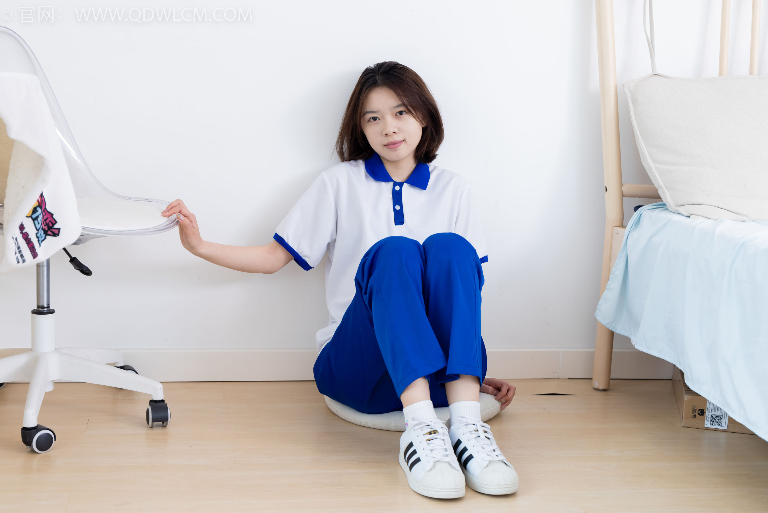 物恋传媒 No.2364 小悦 - 校服、板鞋、白棉袜、裸足/(150P)