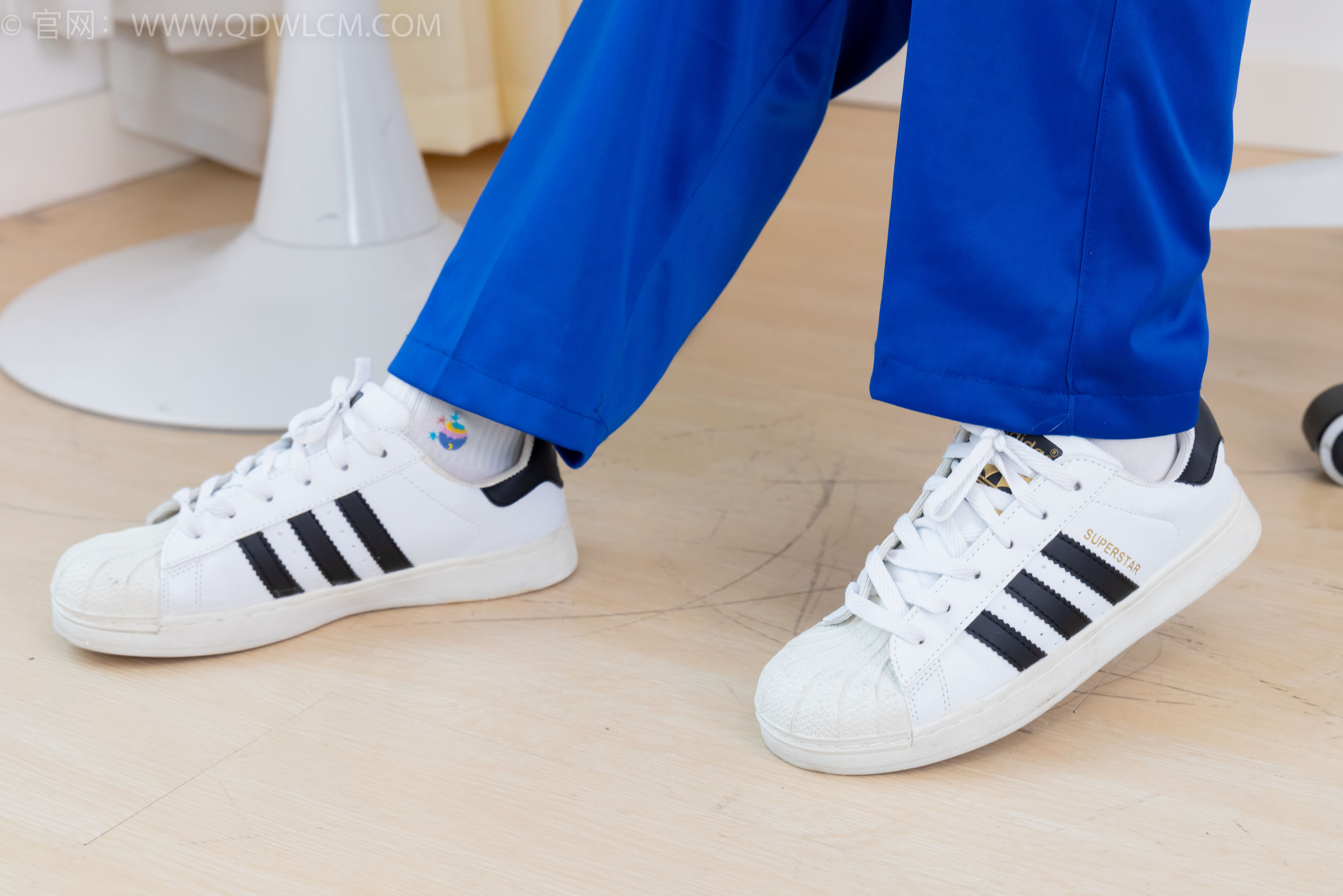 物恋传媒 No.2368 芋头 - 板鞋、白棉袜、裸足/(150P)