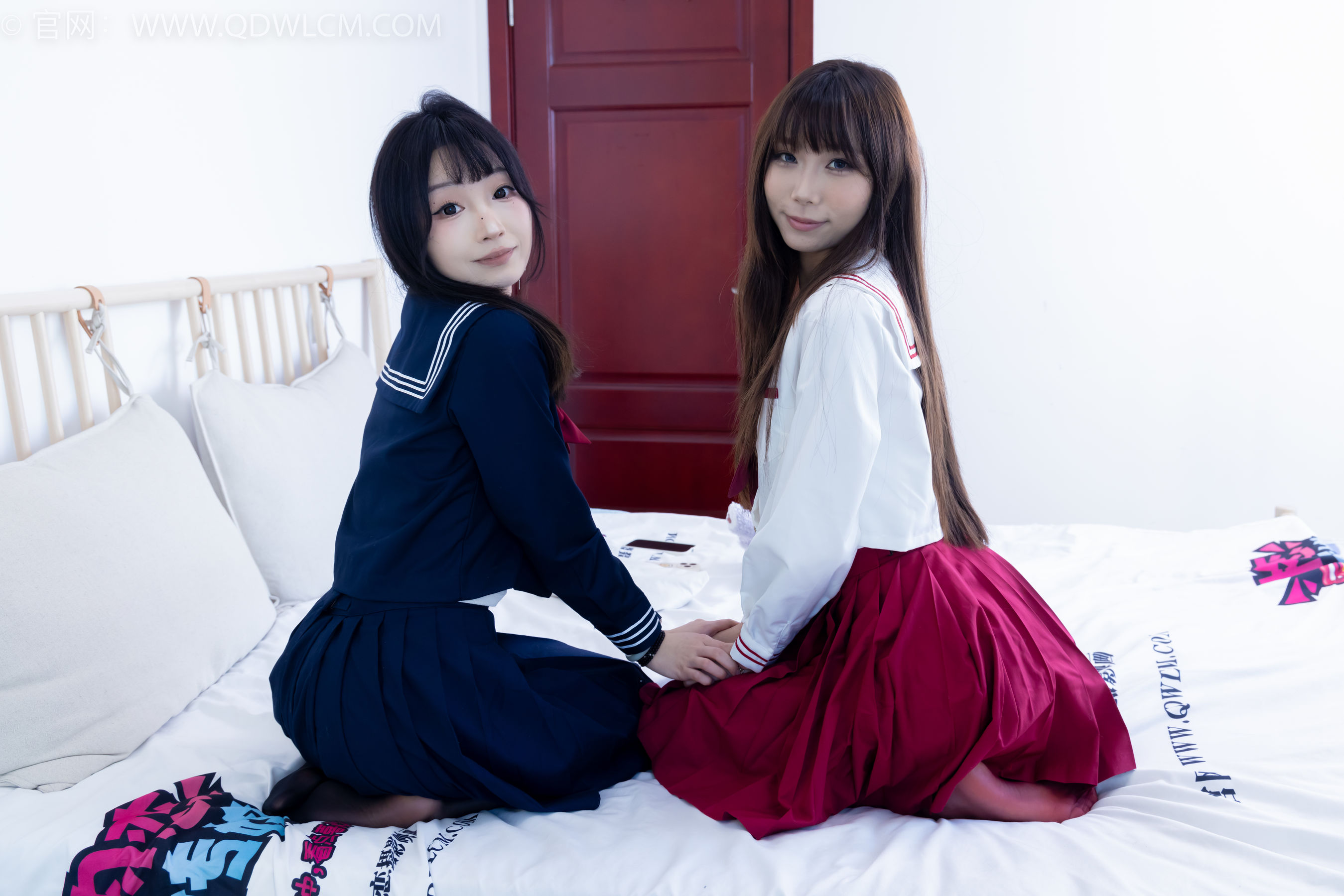 物恋传媒 No.2352 泡泡&嘟嘟 - 高跟鞋、油亮薄红丝、油亮薄黑丝、jk制服/(175P)