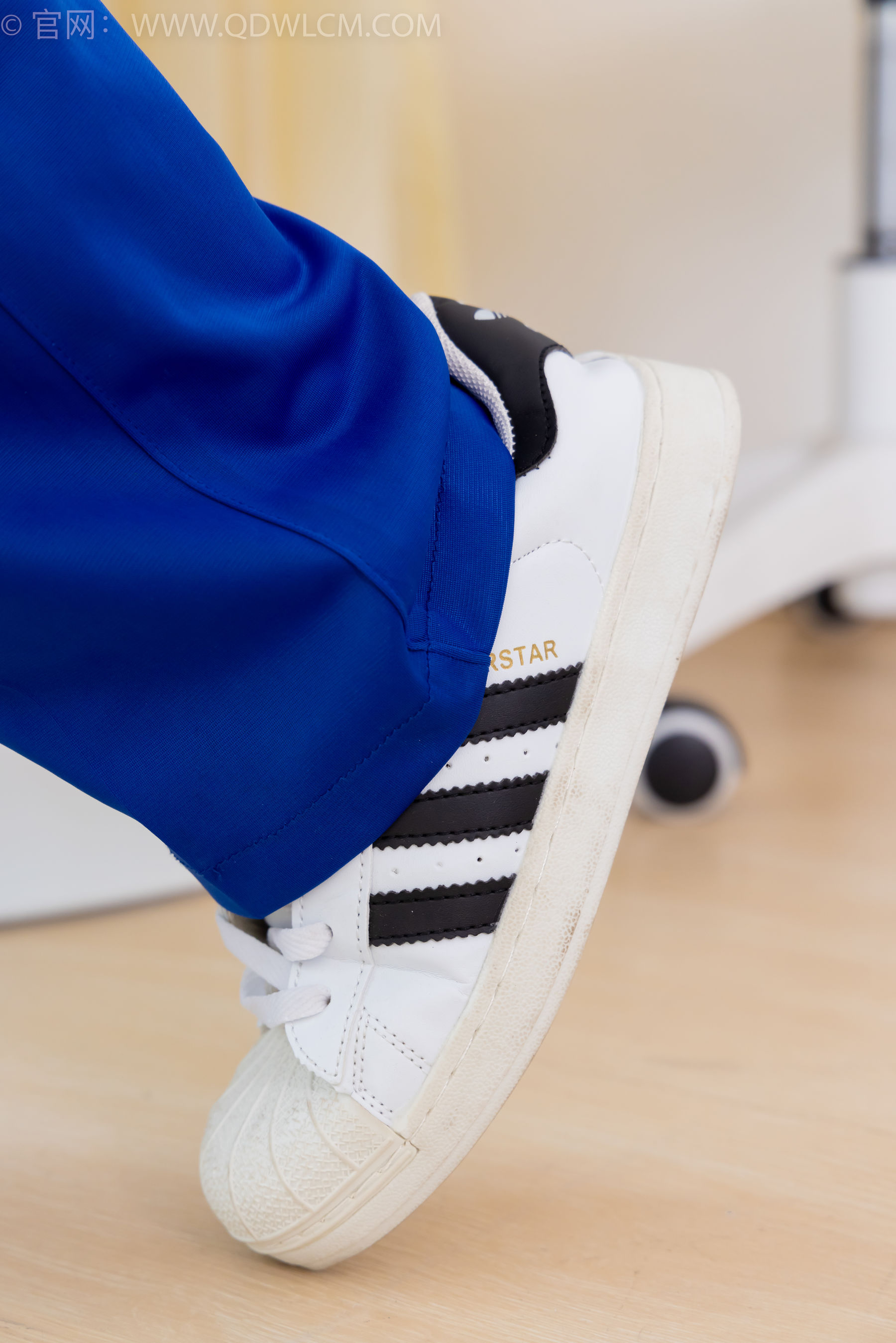 物恋传媒 No.2364 小悦 - 校服、板鞋、白棉袜、裸足/(150P)