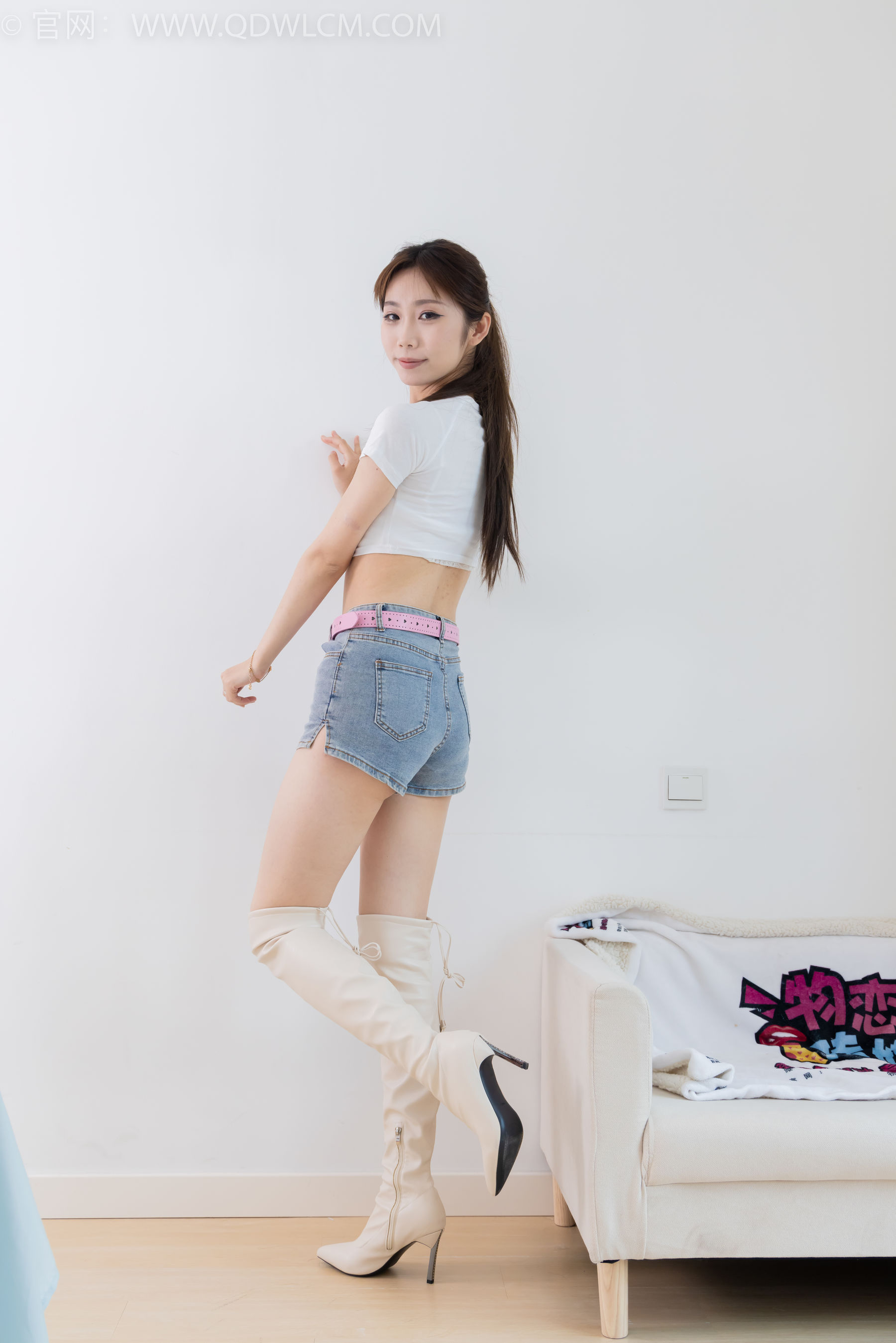 物恋传媒 No.2366 泡泡 - 高跟长靴、薄肉丝、裸足/(155P)