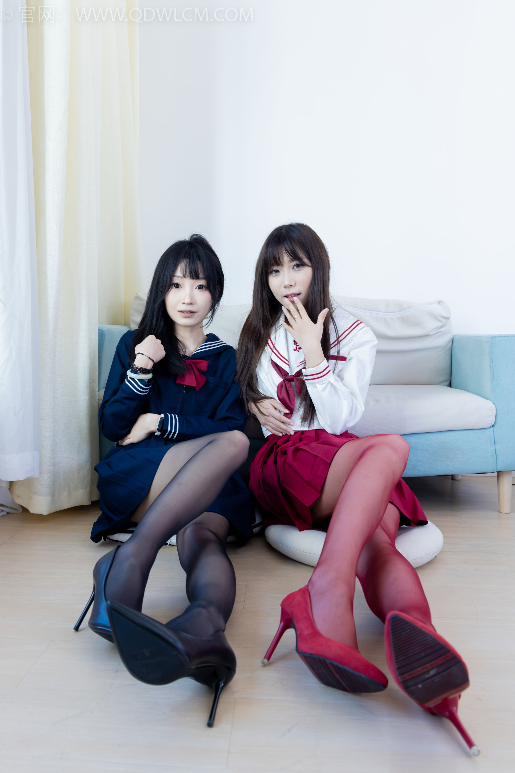 物恋传媒 No.2352 泡泡&嘟嘟 - 高跟鞋、油亮薄红丝、油亮薄黑丝、jk制服/(175P)