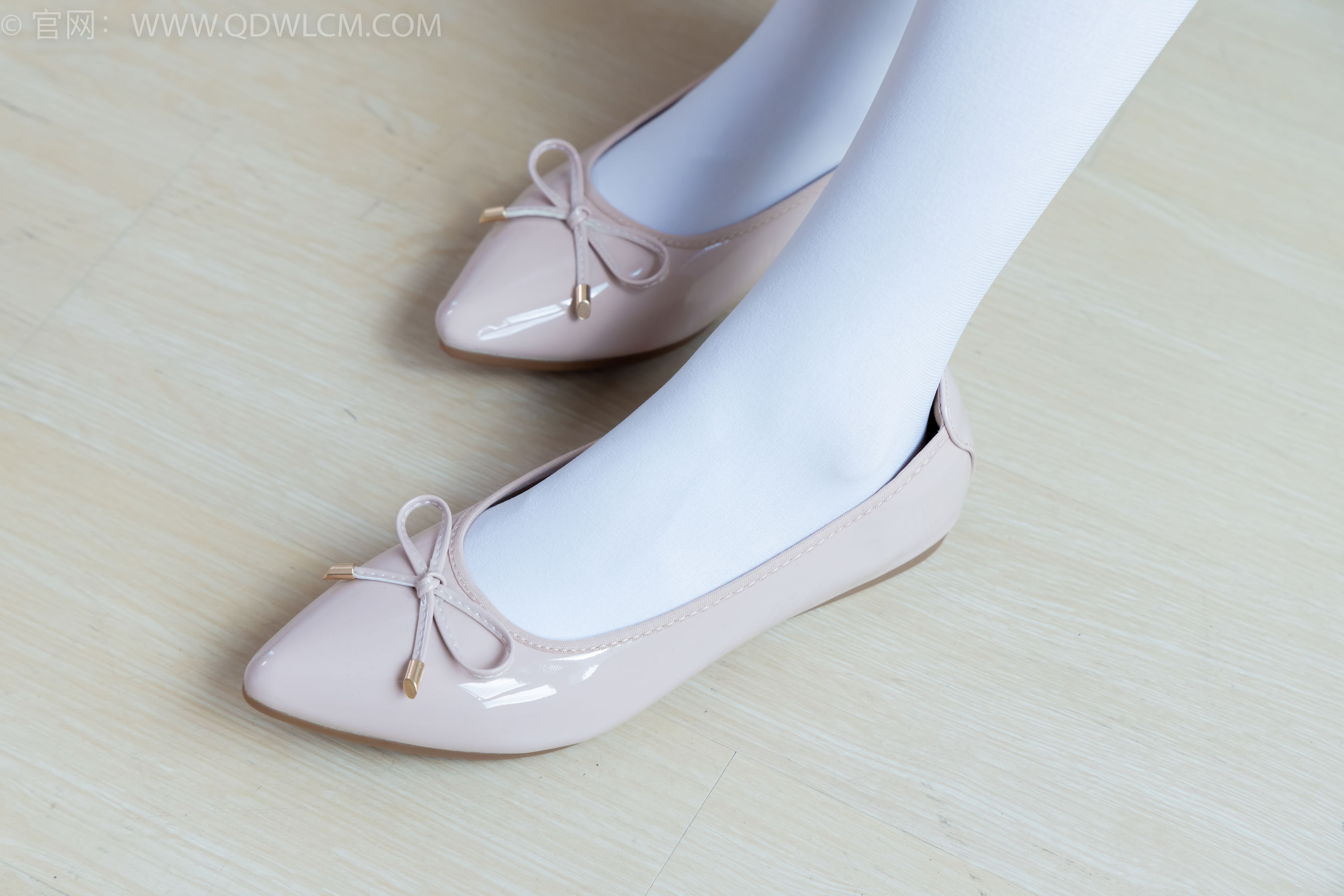 物恋传媒 No.2359 恬恬 - 女仆装、平底鞋、厚白丝、老头乐挠脚剧情/(155P)