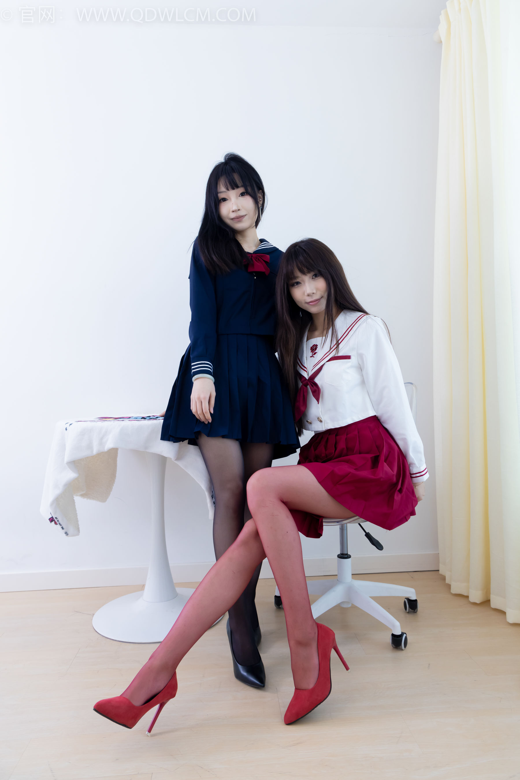 物恋传媒 No.2352 泡泡&嘟嘟 - 高跟鞋、油亮薄红丝、油亮薄黑丝、jk制服/(175P)