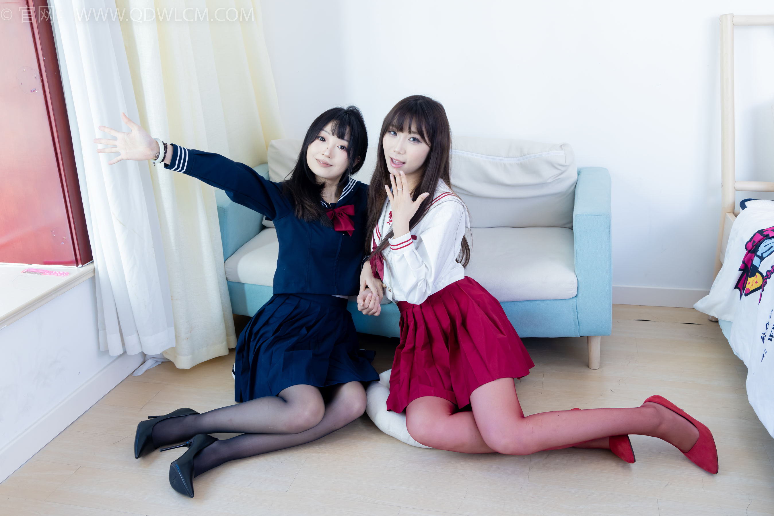 物恋传媒 No.2352 泡泡&嘟嘟 - 高跟鞋、油亮薄红丝、油亮薄黑丝、jk制服/(175P)