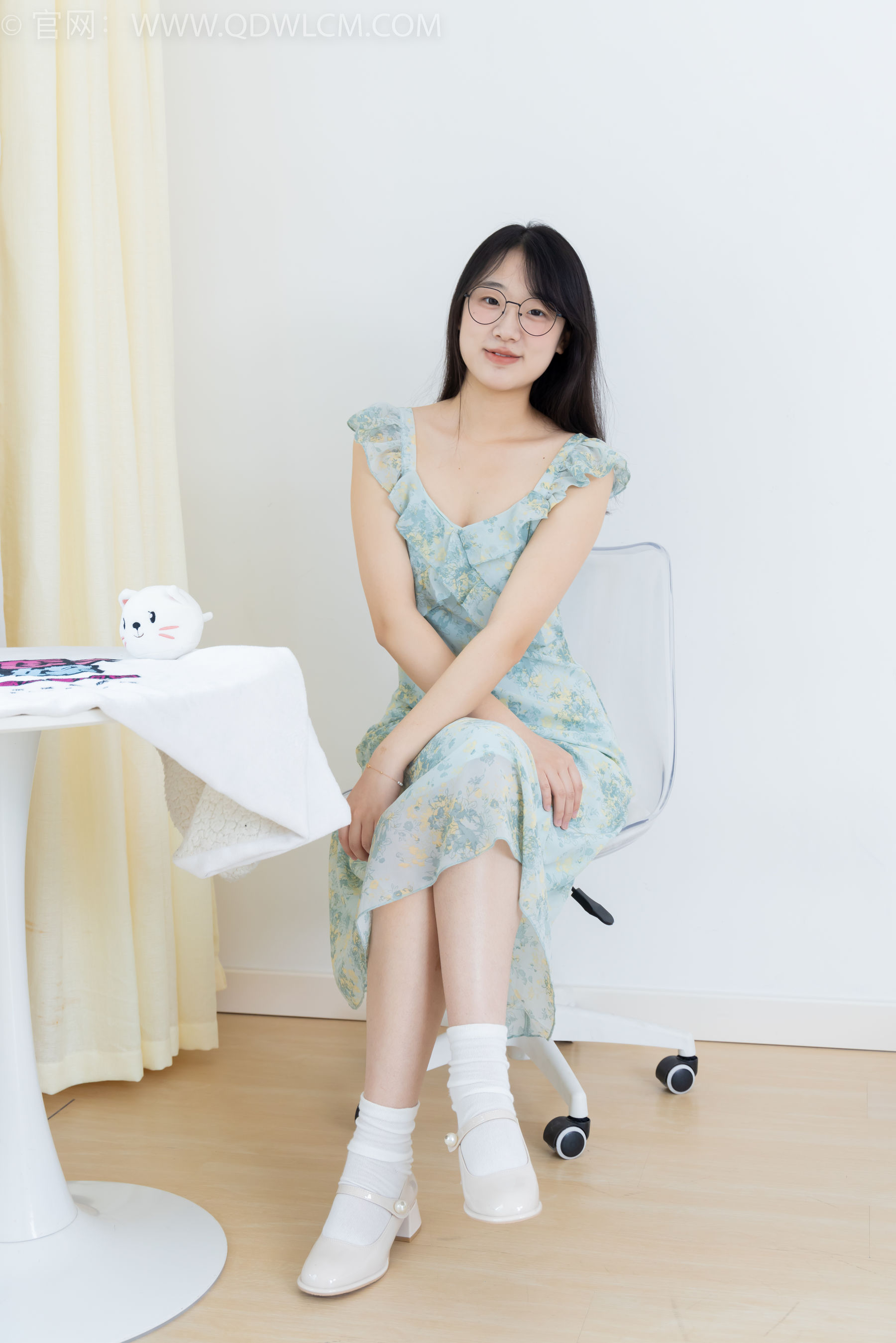 物恋传媒 No.2350 小椿 - 高跟鞋、白棉袜、裸足/(150P)