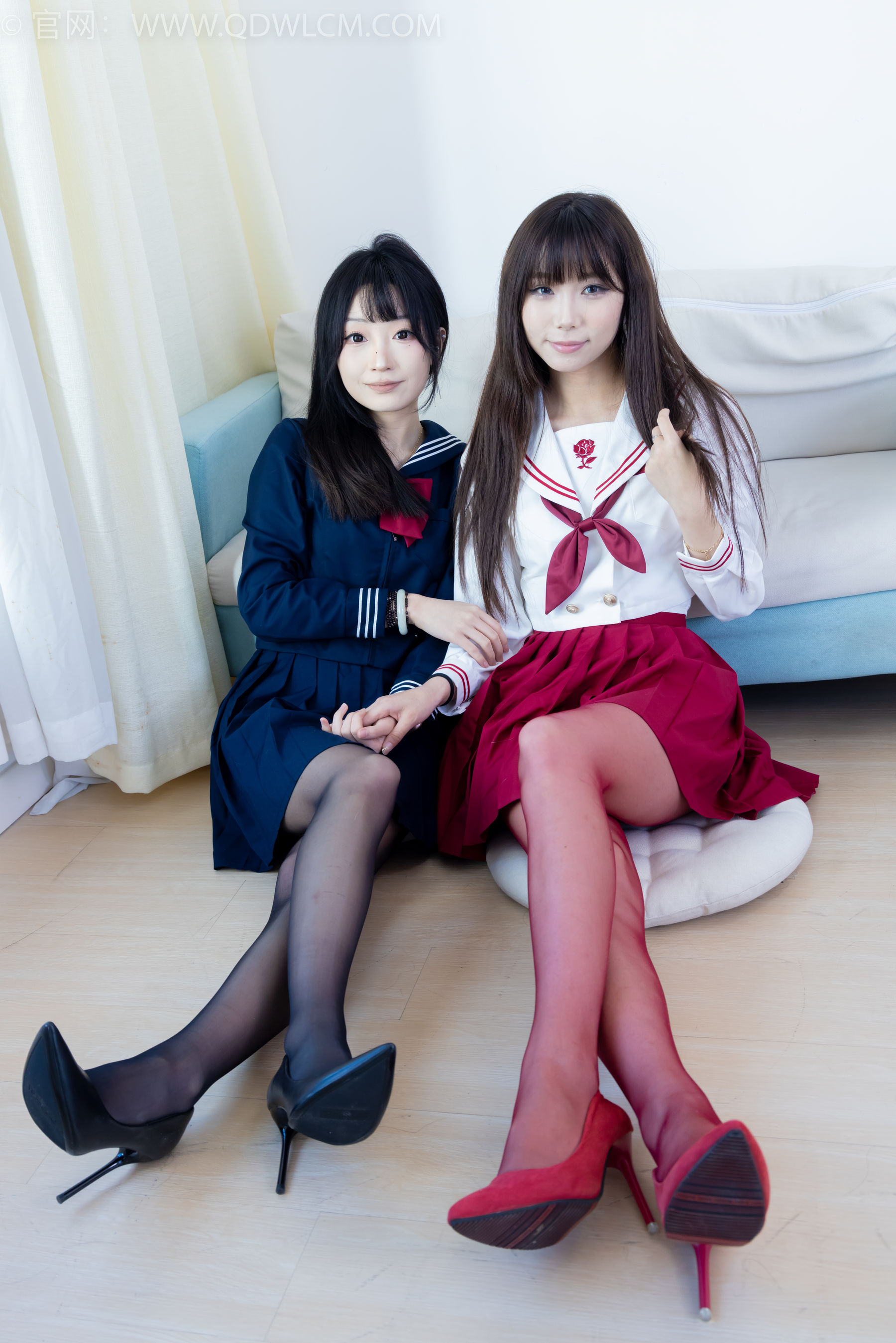 物恋传媒 No.2352 泡泡&嘟嘟 - 高跟鞋、油亮薄红丝、油亮薄黑丝、jk制服/(175P)