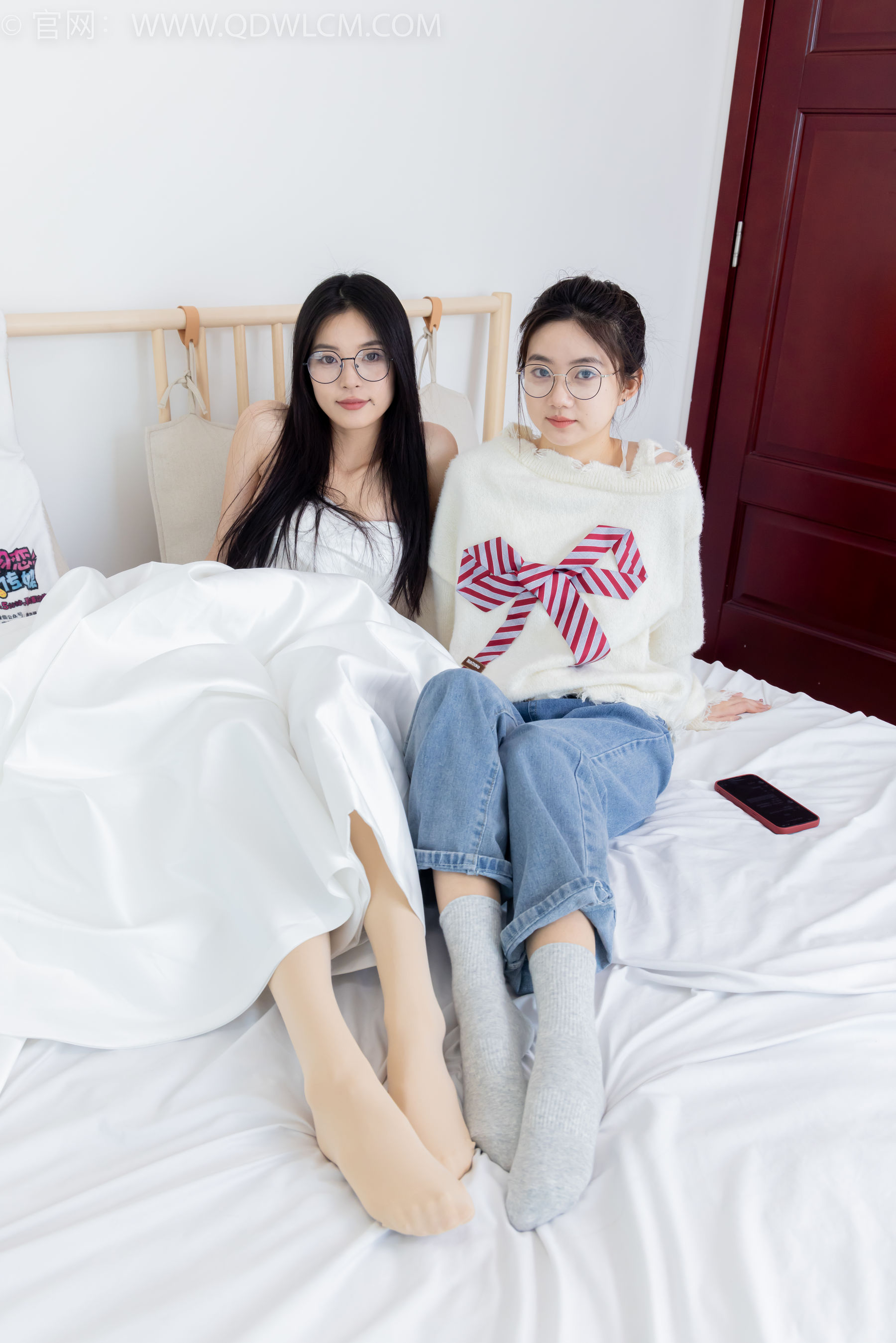 物恋传媒 No.2370 茯苓&欢欢 - 平底鞋、板鞋、厚肉丝、灰色棉袜、薄肉丝/(150P)