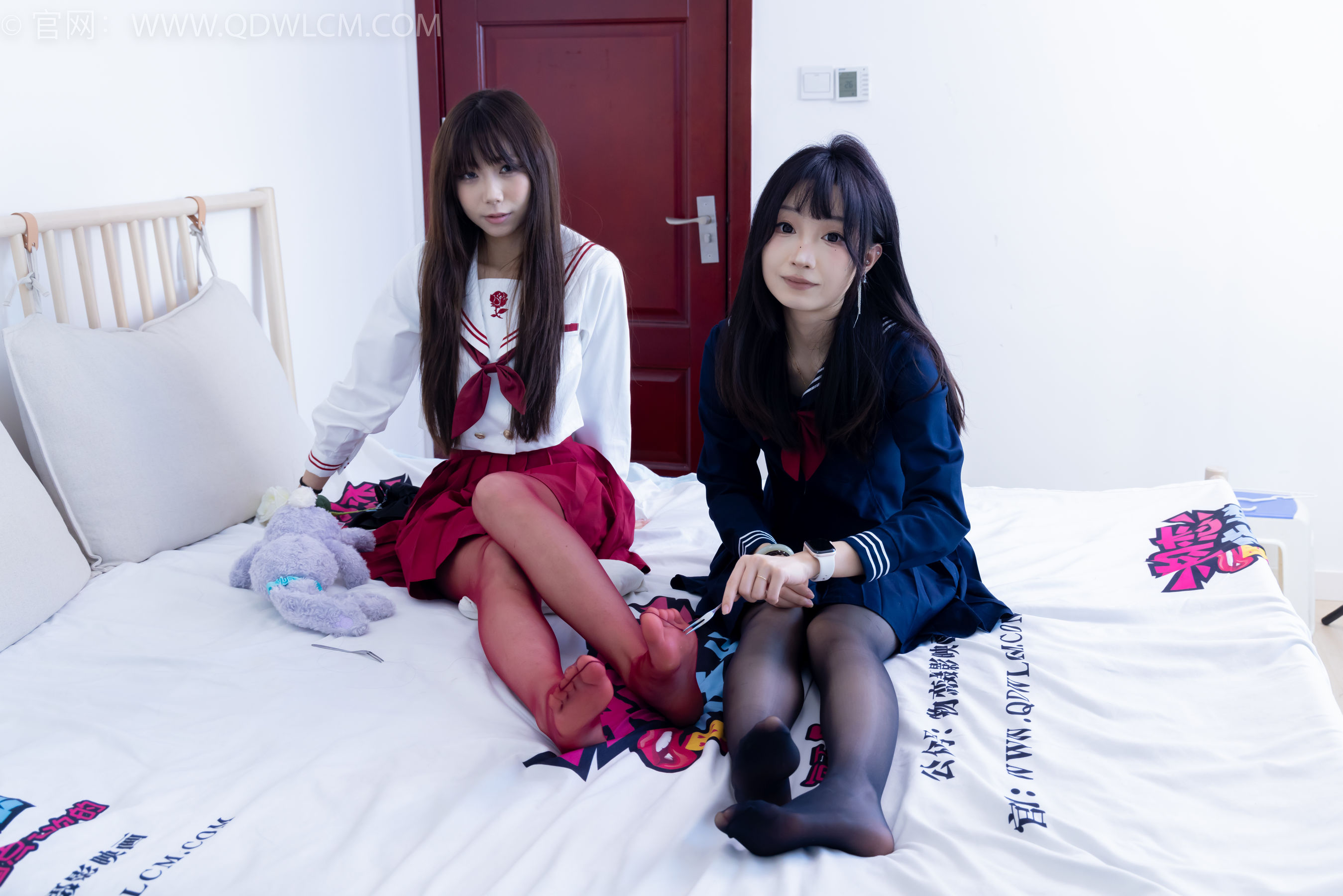 物恋传媒 No.2352 泡泡&嘟嘟 - 高跟鞋、油亮薄红丝、油亮薄黑丝、jk制服/(175P)