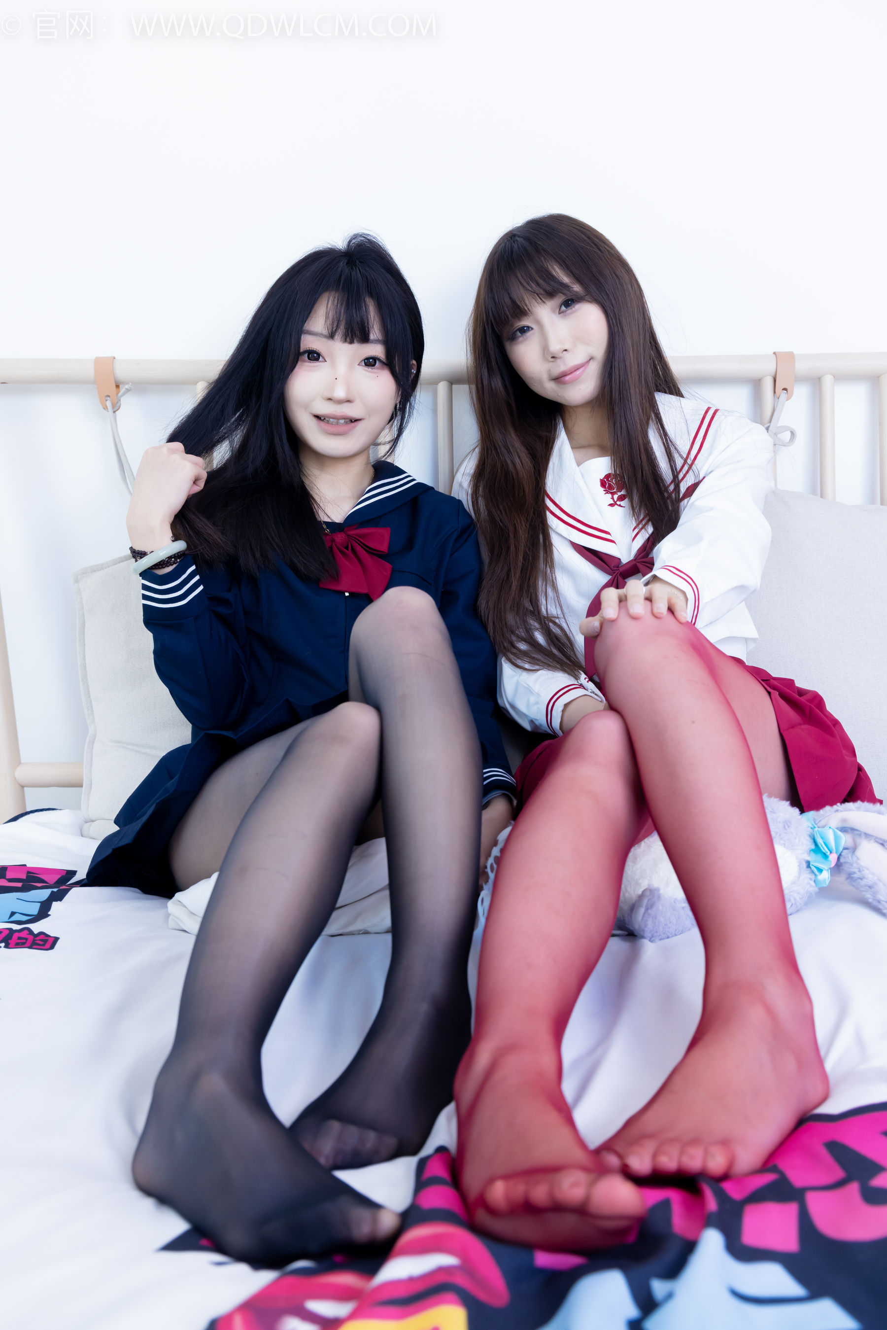 物恋传媒 No.2352 泡泡&嘟嘟 - 高跟鞋、油亮薄红丝、油亮薄黑丝、jk制服/(175P)