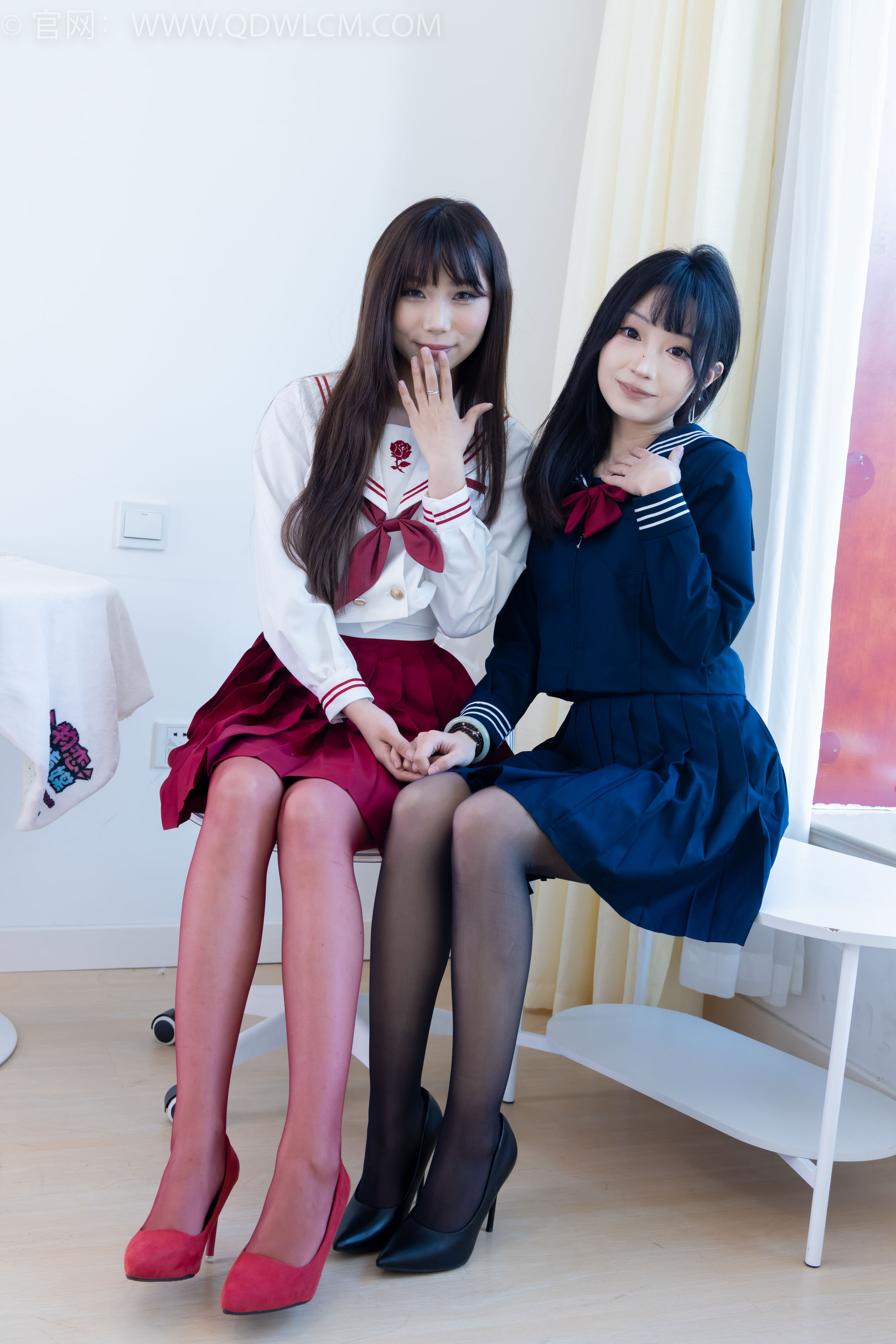 物恋传媒 No.2352 泡泡&嘟嘟 - 高跟鞋、油亮薄红丝、油亮薄黑丝、jk制服/(175P)