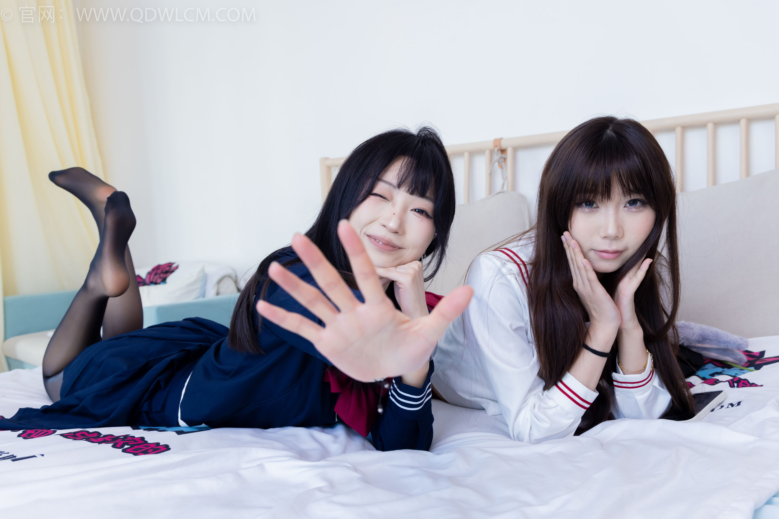 物恋传媒 No.2352 泡泡&嘟嘟 - 高跟鞋、油亮薄红丝、油亮薄黑丝、jk制服/(175P)