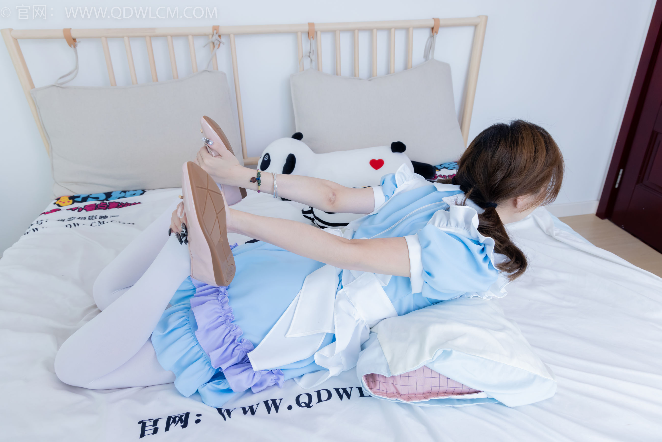 物恋传媒 No.2359 恬恬 - 女仆装、平底鞋、厚白丝、老头乐挠脚剧情/(155P)