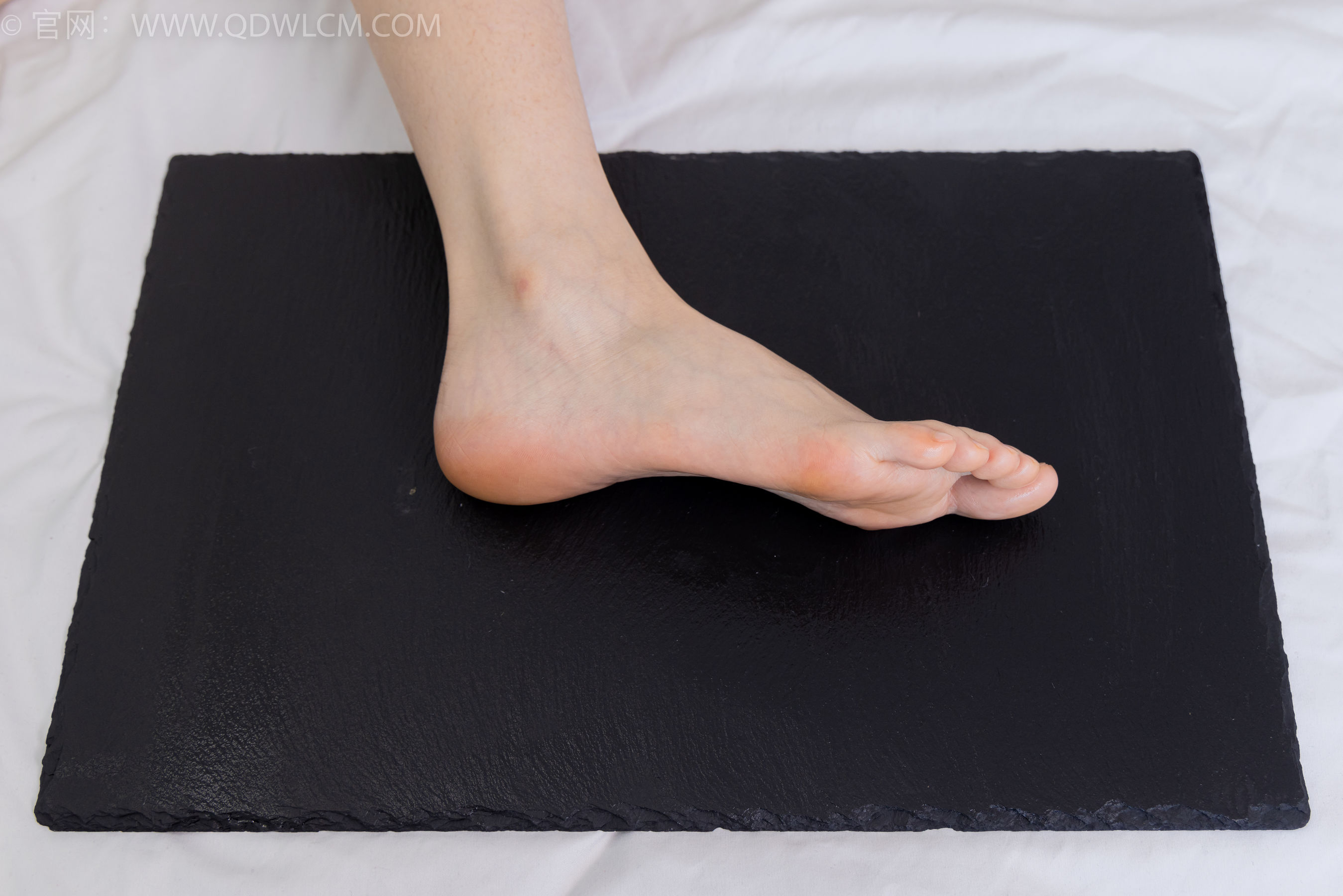 物恋传媒 No.2365 菜菜 - 高跟鞋、薄白丝、裸足/(260P)