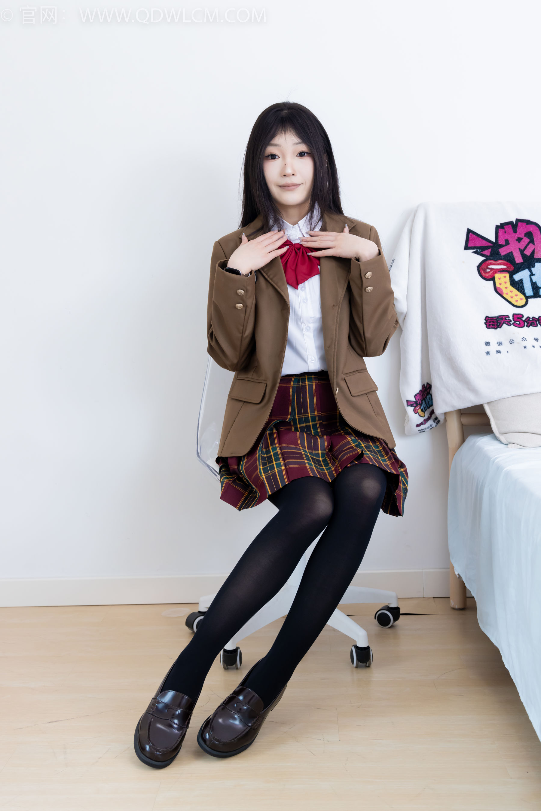 物恋传媒 No.2367 嘟嘟 - 皮鞋、厚黑丝、jk制服/(165P)