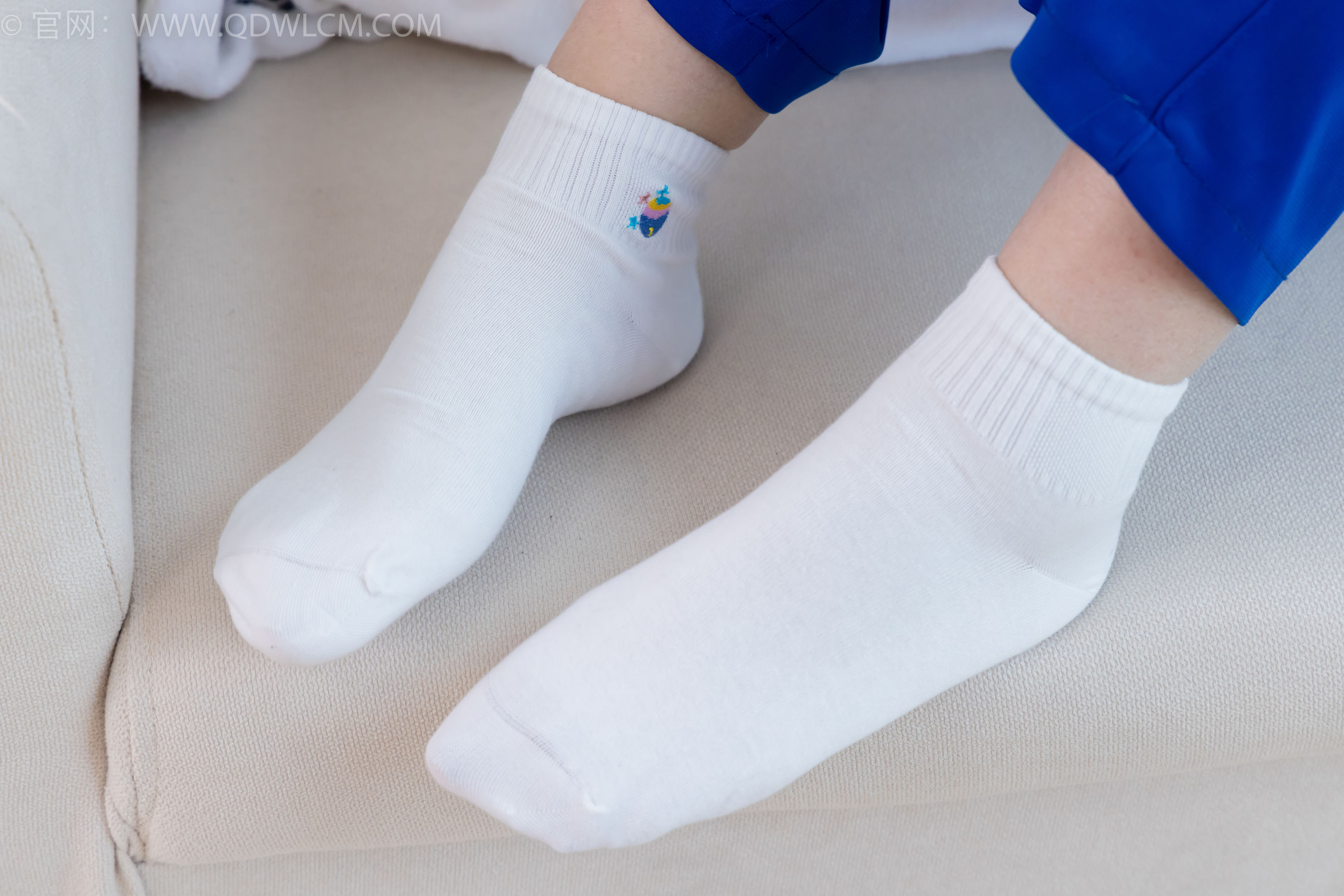 物恋传媒 No.2368 芋头 - 板鞋、白棉袜、裸足/(150P)