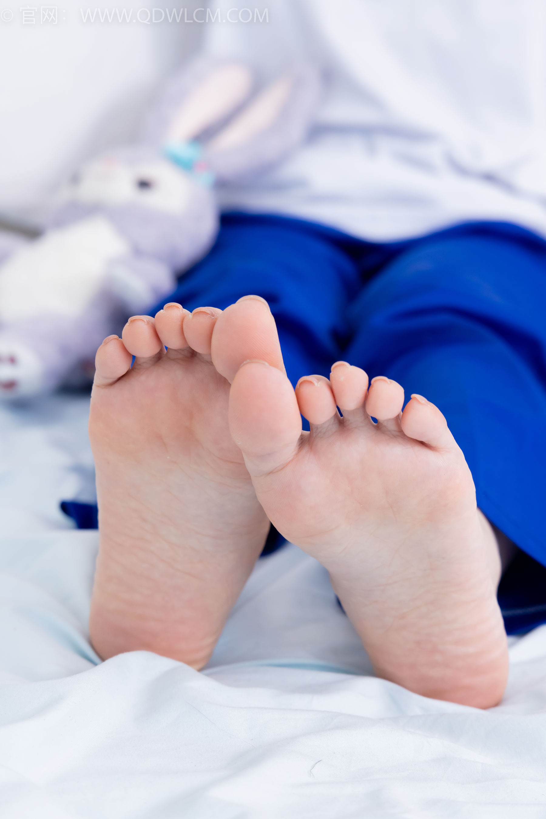 物恋传媒 No.2368 芋头 - 板鞋、白棉袜、裸足/(150P)