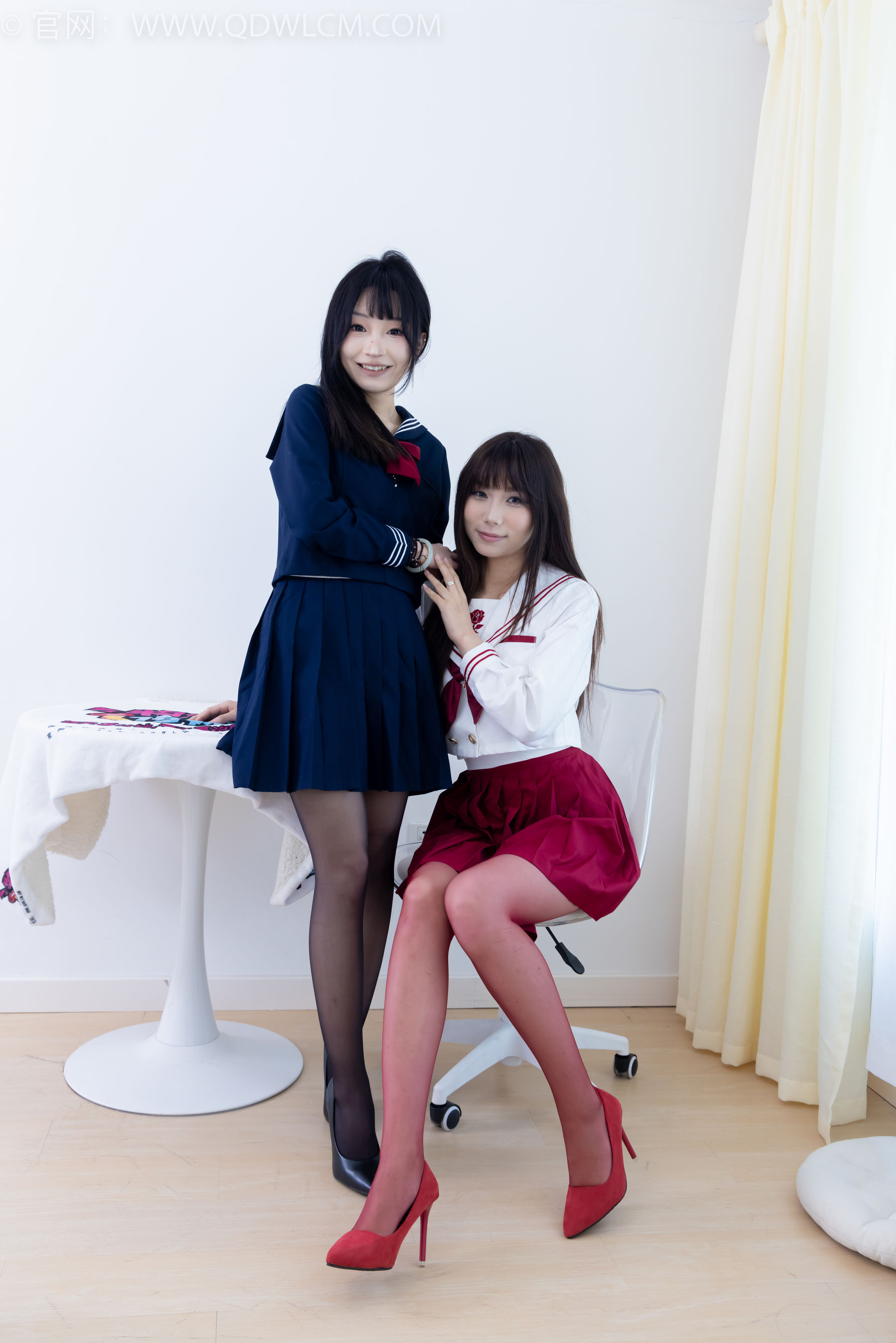 物恋传媒 No.2352 泡泡&嘟嘟 - 高跟鞋、油亮薄红丝、油亮薄黑丝、jk制服/(175P)