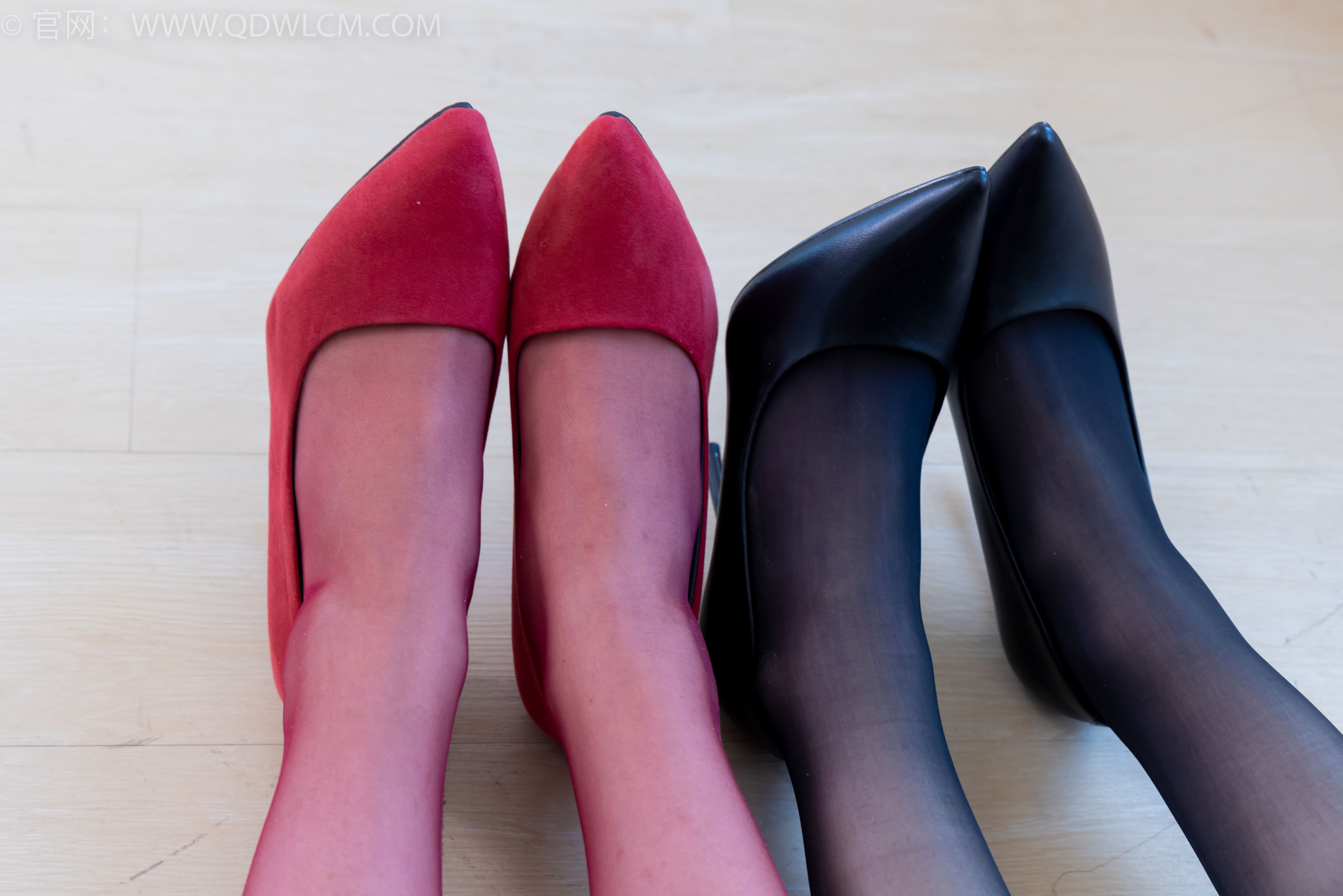 物恋传媒 No.2352 泡泡&嘟嘟 - 高跟鞋、油亮薄红丝、油亮薄黑丝、jk制服/(175P)