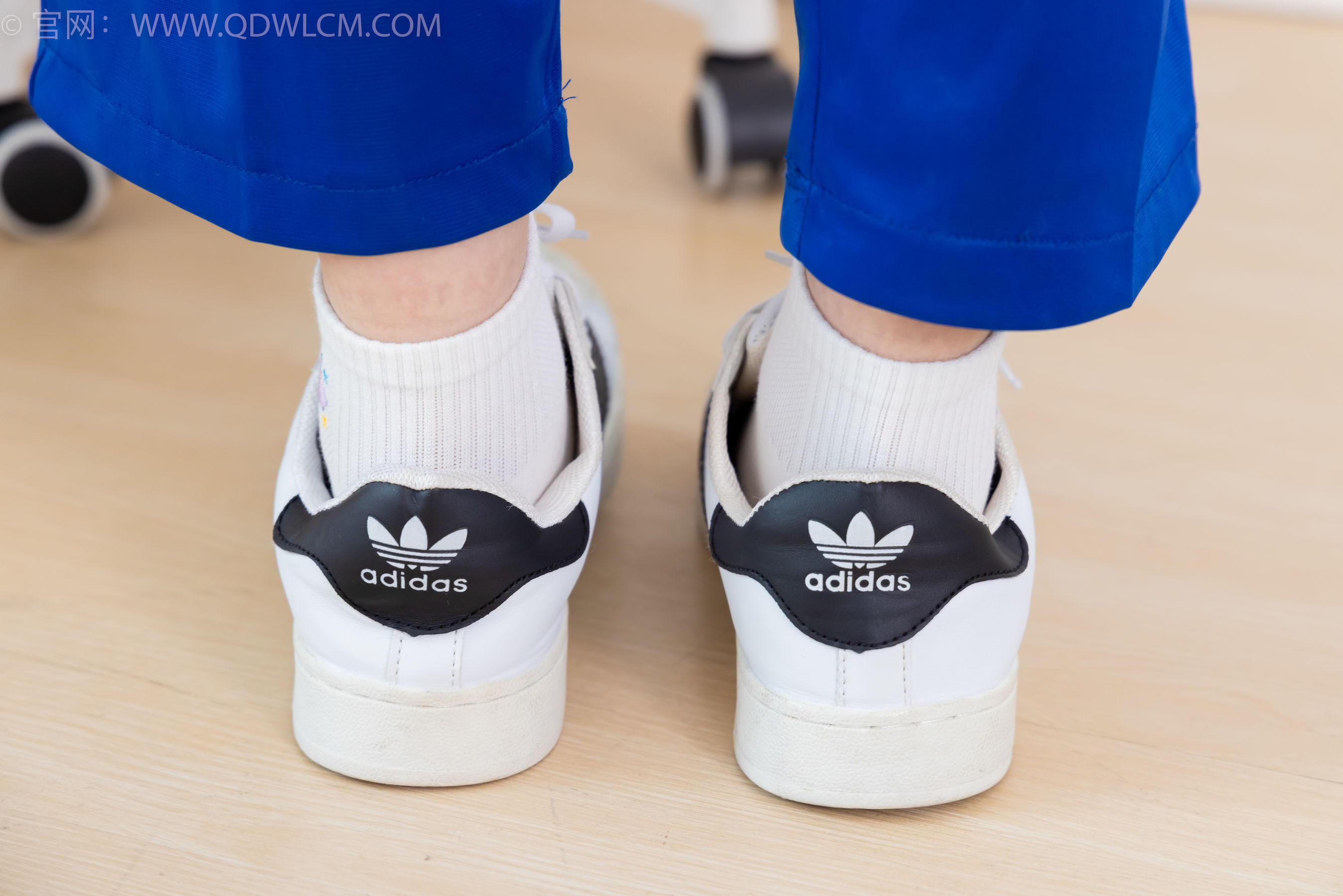 物恋传媒 No.2364 小悦 - 校服、板鞋、白棉袜、裸足/(150P)