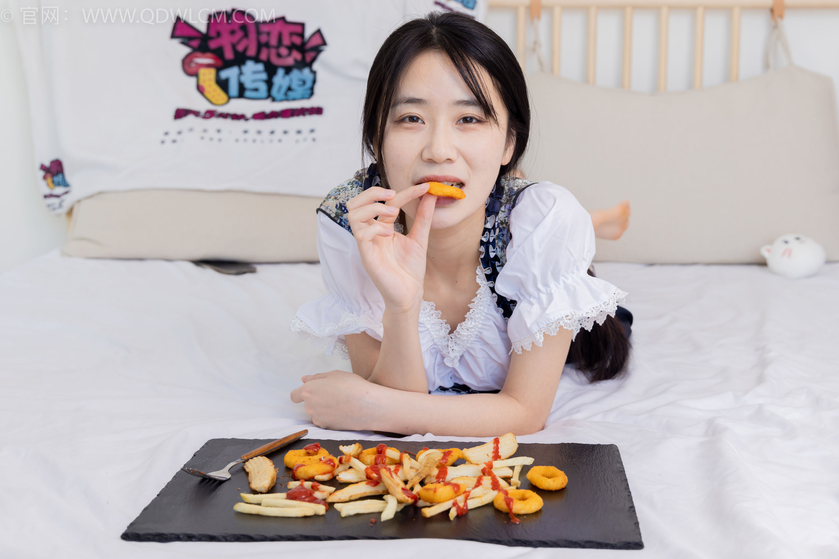 物恋传媒 No.2365 菜菜 - 高跟鞋、薄白丝、裸足/(260P)