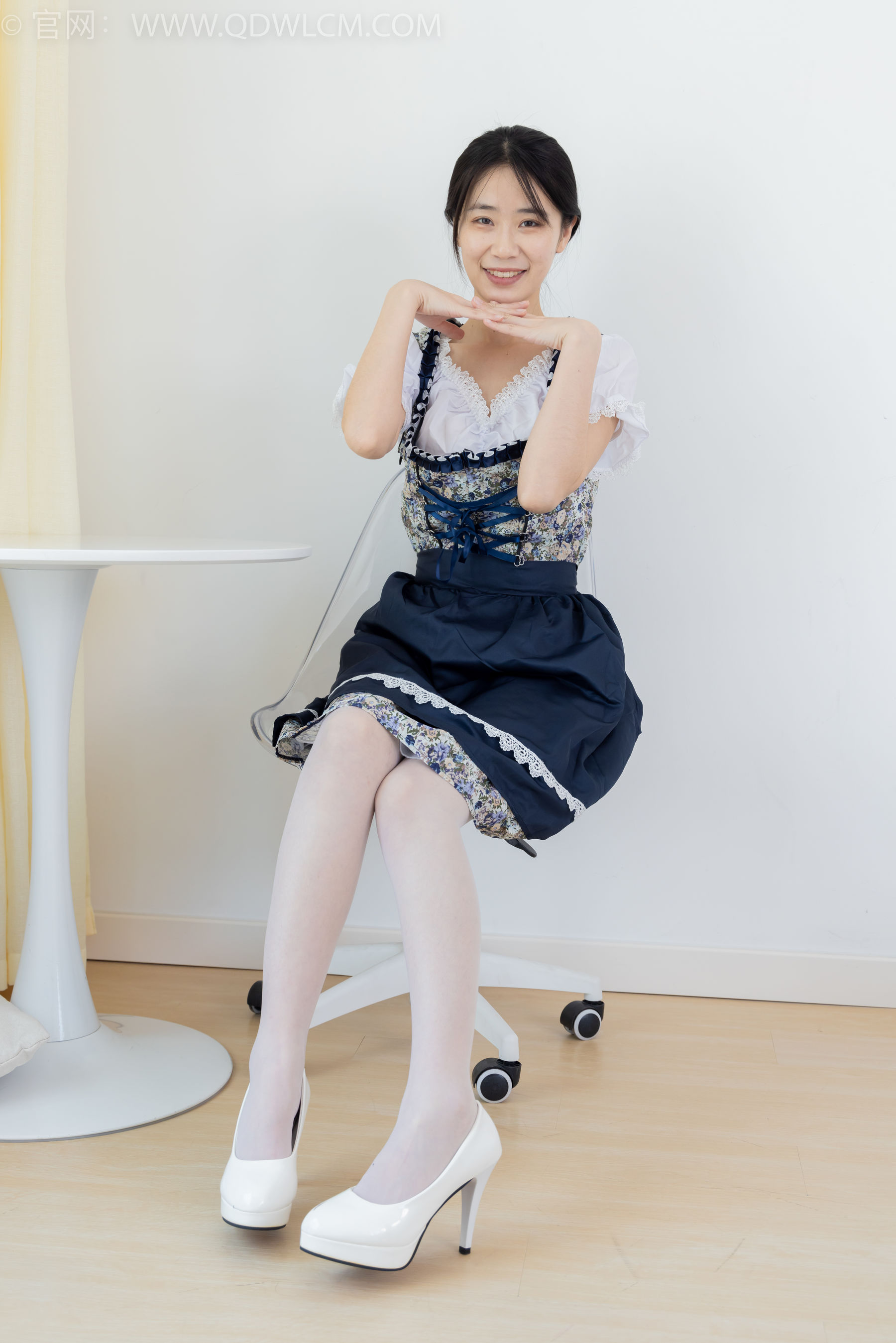 物恋传媒 No.2365 菜菜 - 高跟鞋、薄白丝、裸足/(260P)