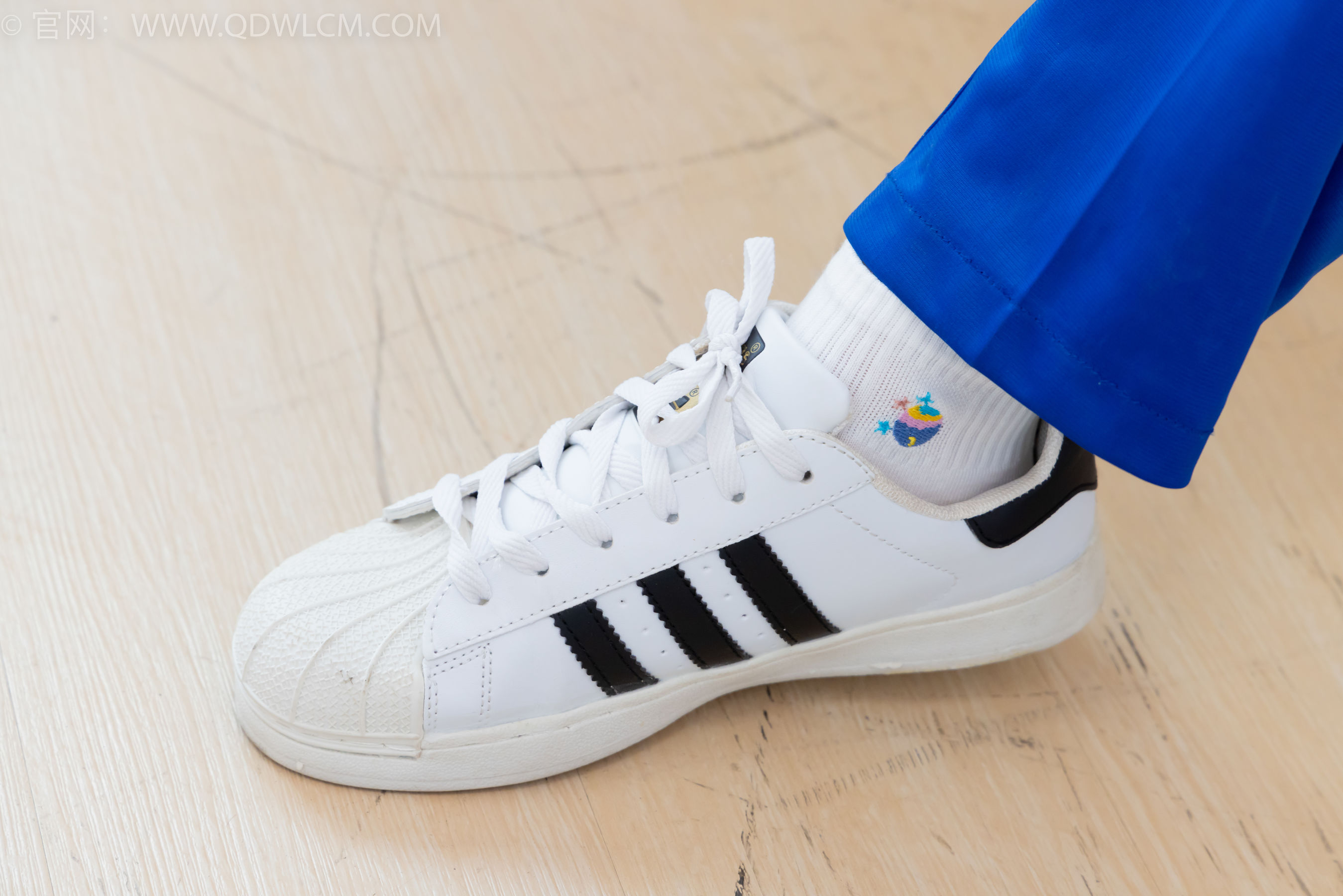 物恋传媒 No.2368 芋头 - 板鞋、白棉袜、裸足/(150P)