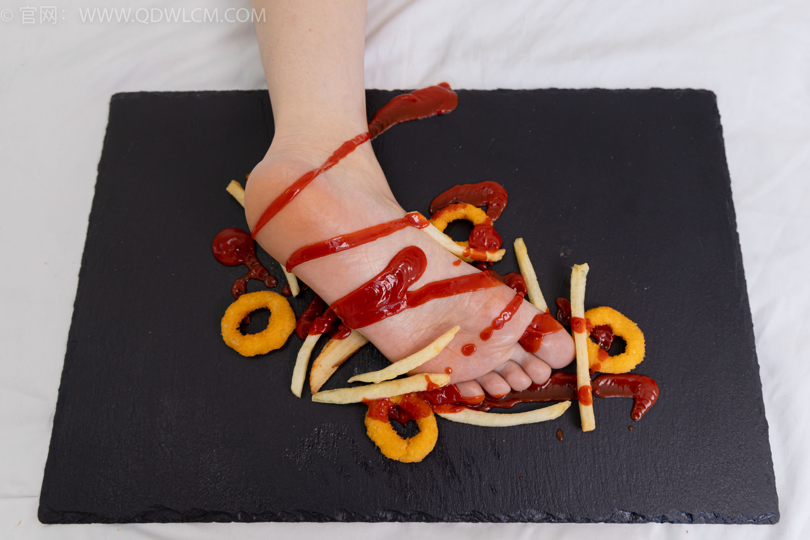 物恋传媒 No.2365 菜菜 - 高跟鞋、薄白丝、裸足/(260P)