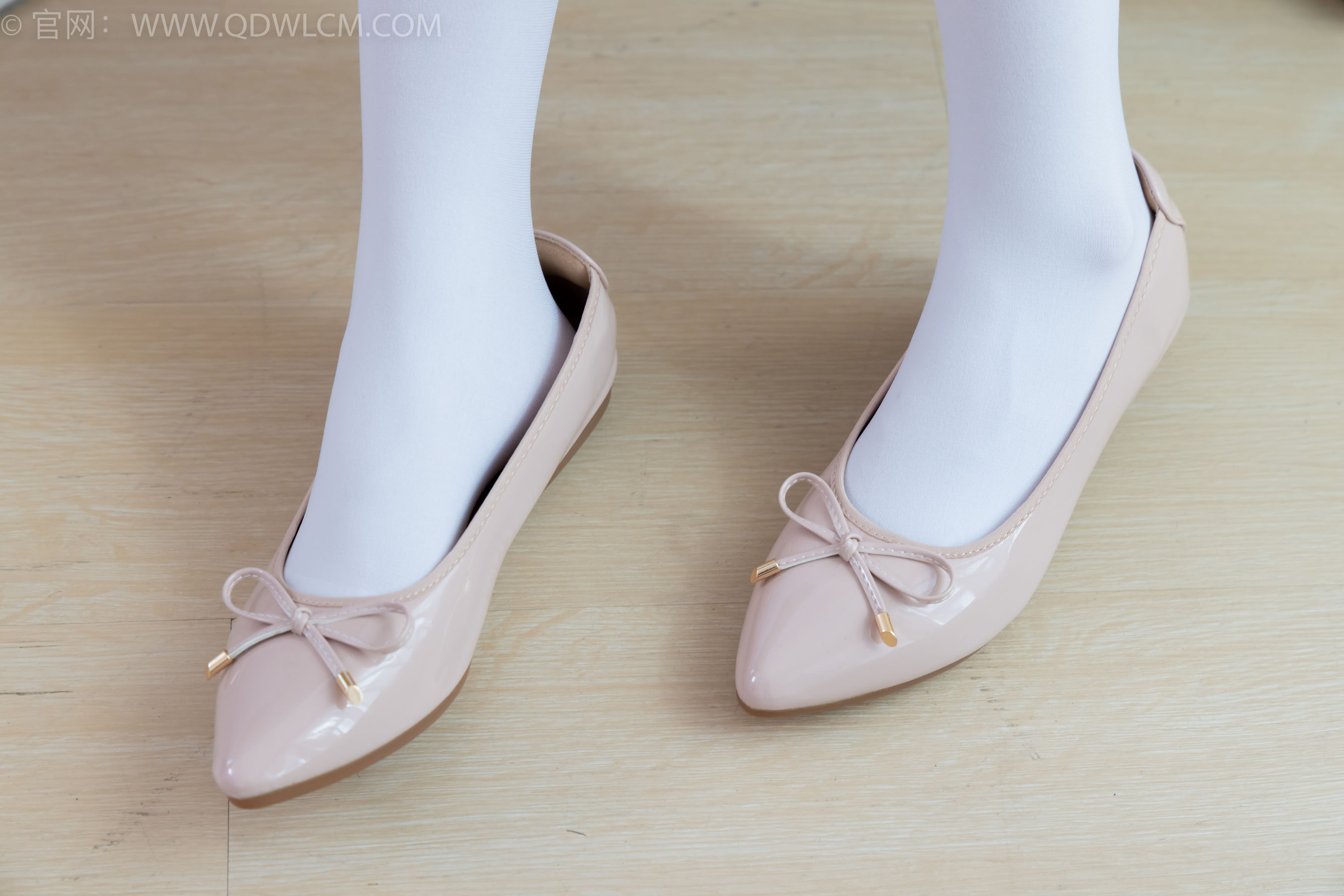 物恋传媒 No.2359 恬恬 - 女仆装、平底鞋、厚白丝、老头乐挠脚剧情/(155P)