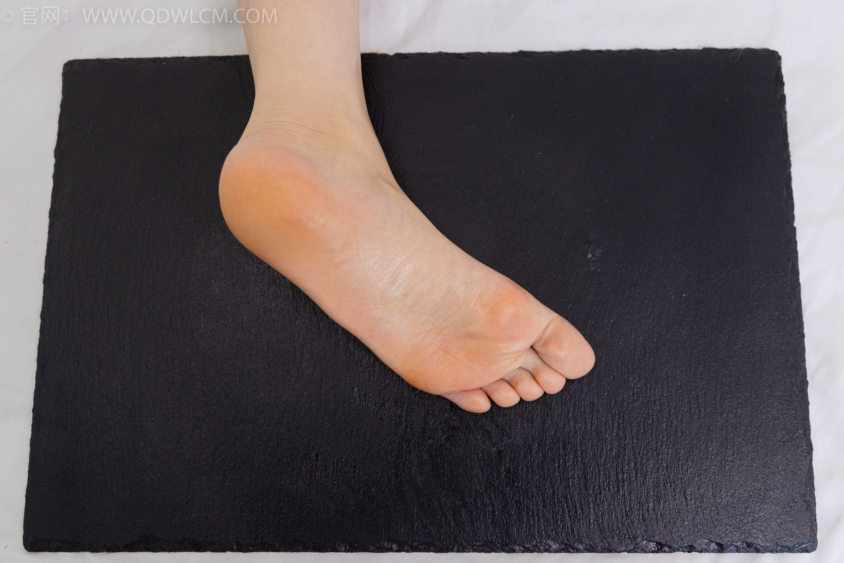 物恋传媒 No.2365 菜菜 - 高跟鞋、薄白丝、裸足/(260P)