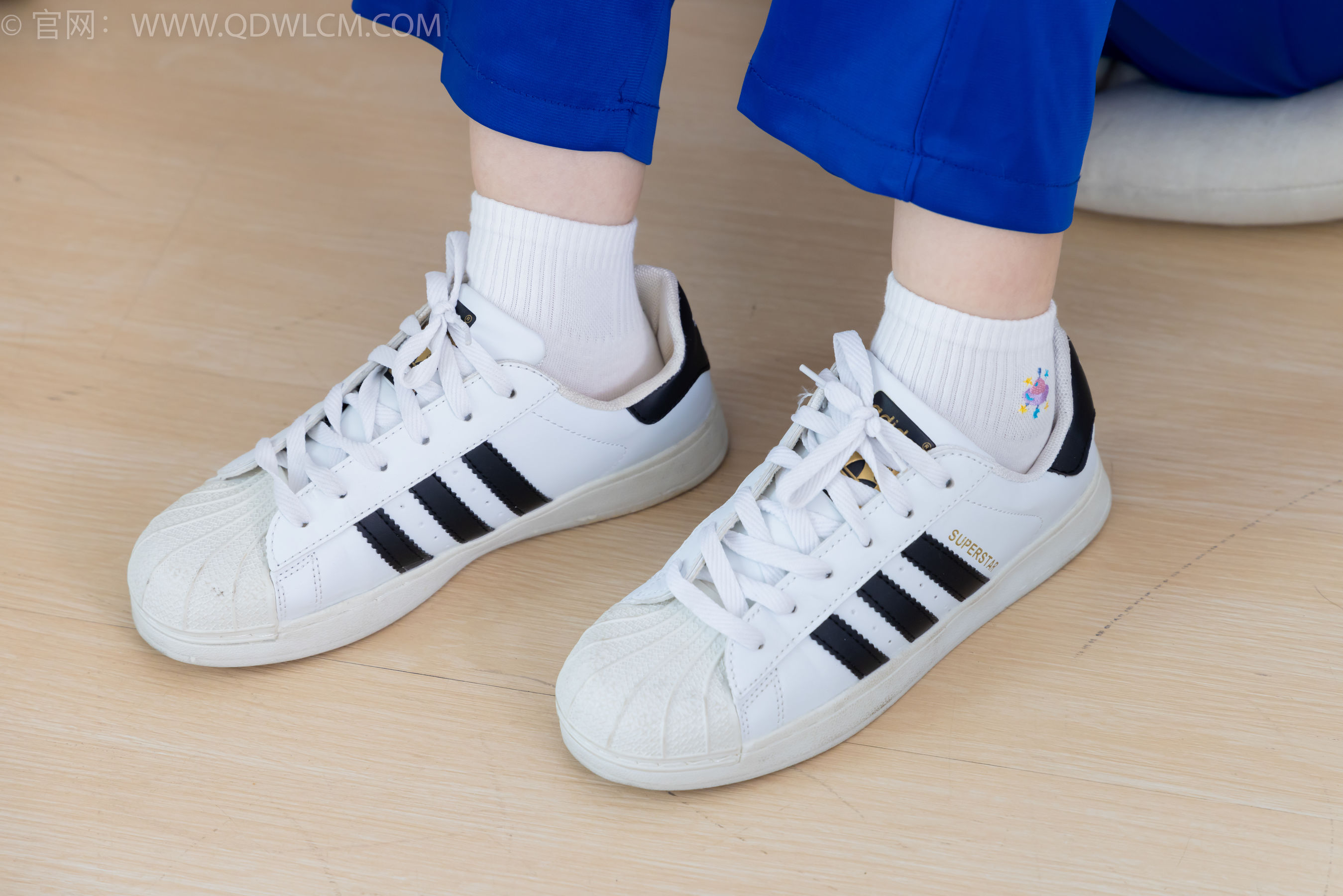 物恋传媒 No.2364 小悦 - 校服、板鞋、白棉袜、裸足/(150P)