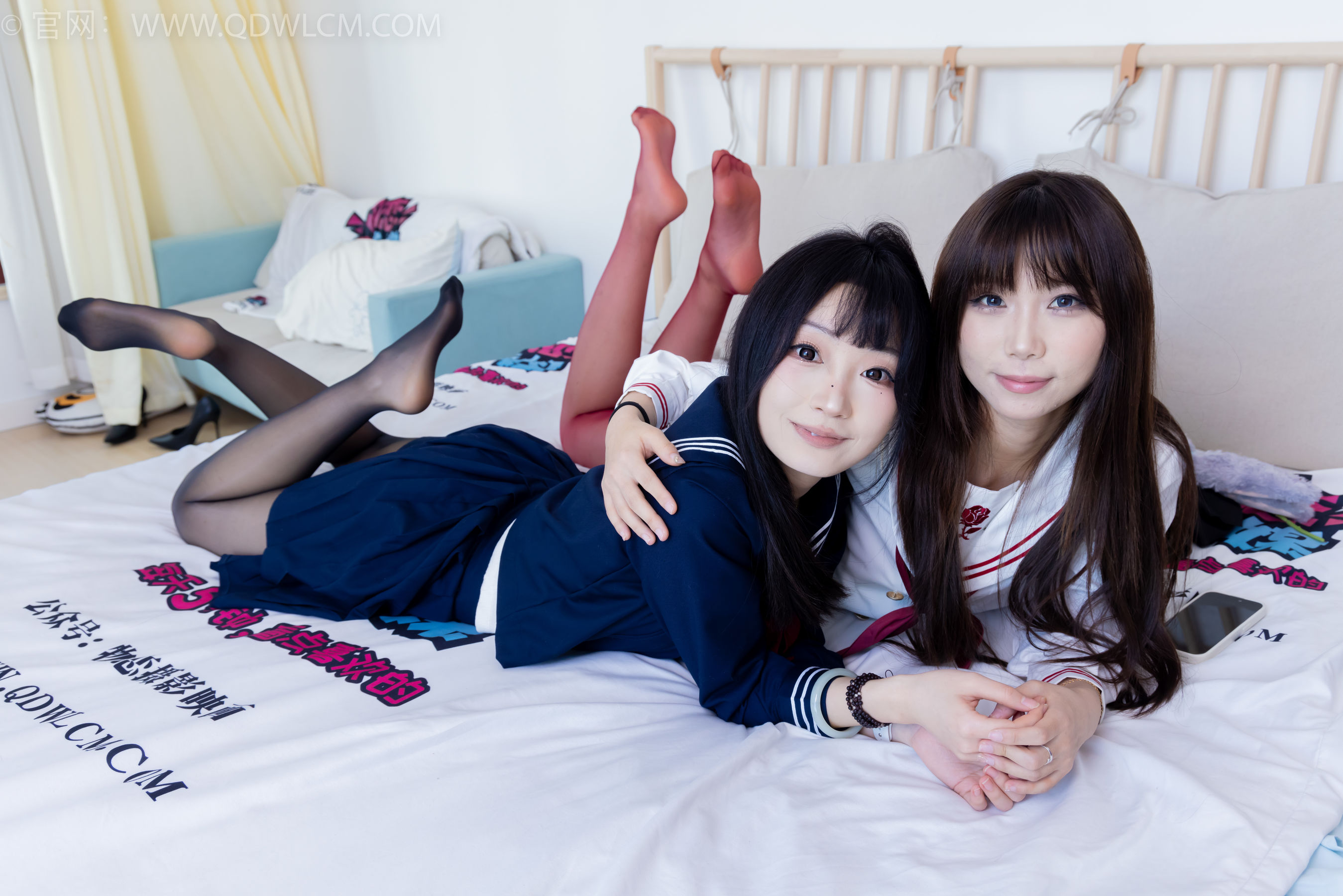 物恋传媒 No.2352 泡泡&嘟嘟 - 高跟鞋、油亮薄红丝、油亮薄黑丝、jk制服/(175P)