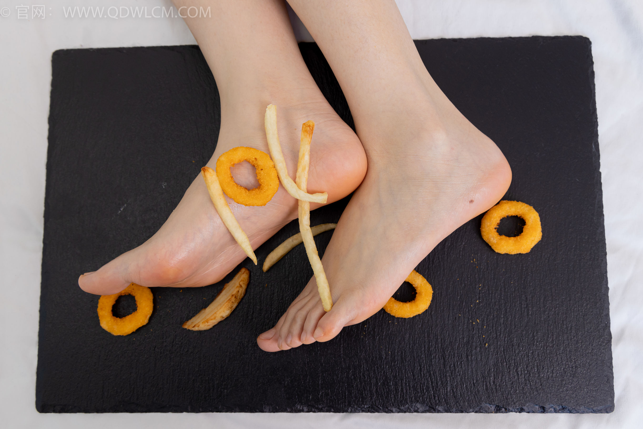 物恋传媒 No.2365 菜菜 - 高跟鞋、薄白丝、裸足/(260P)